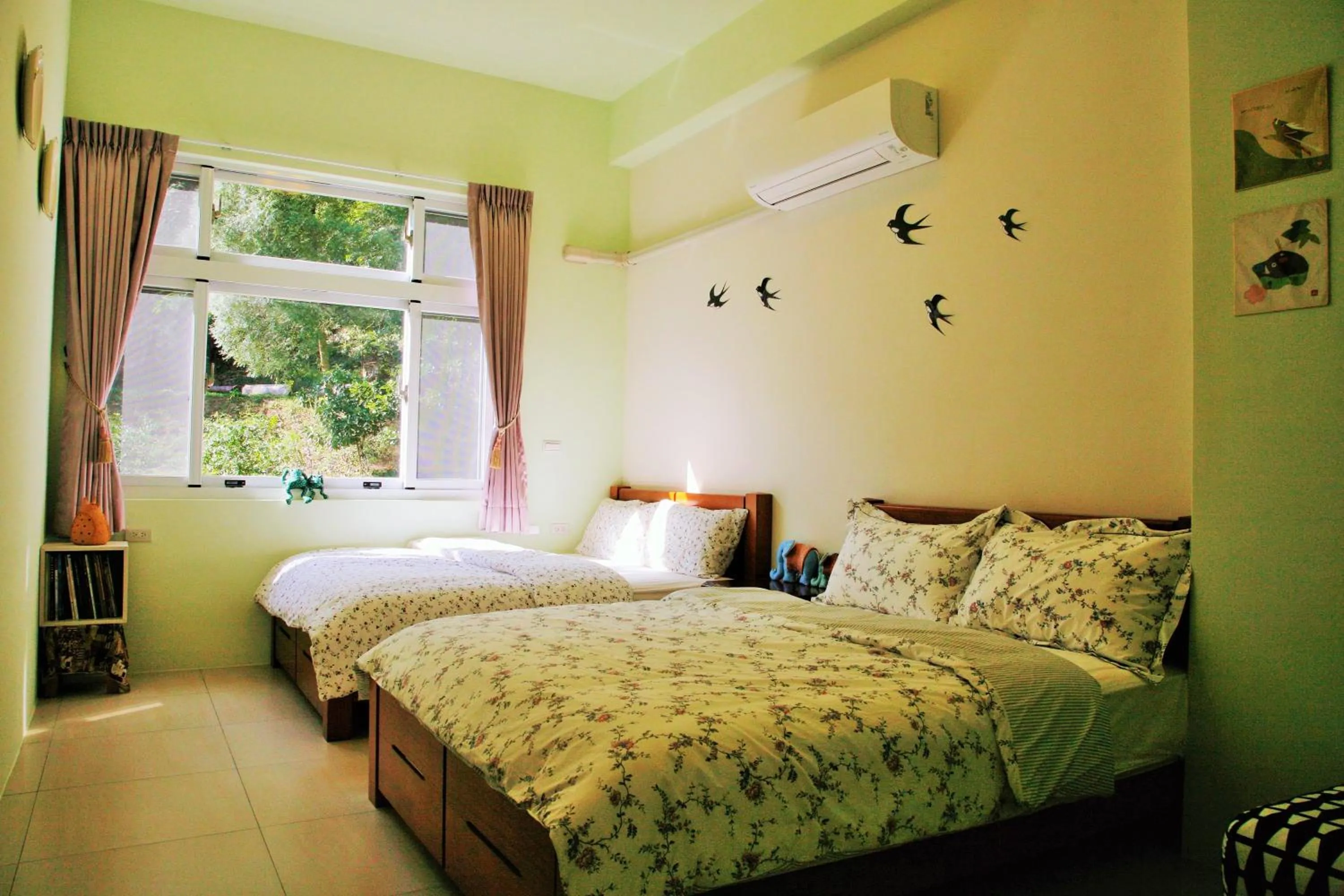Family Room with Mountain View in Yanzitao Pottery Coffee B&B