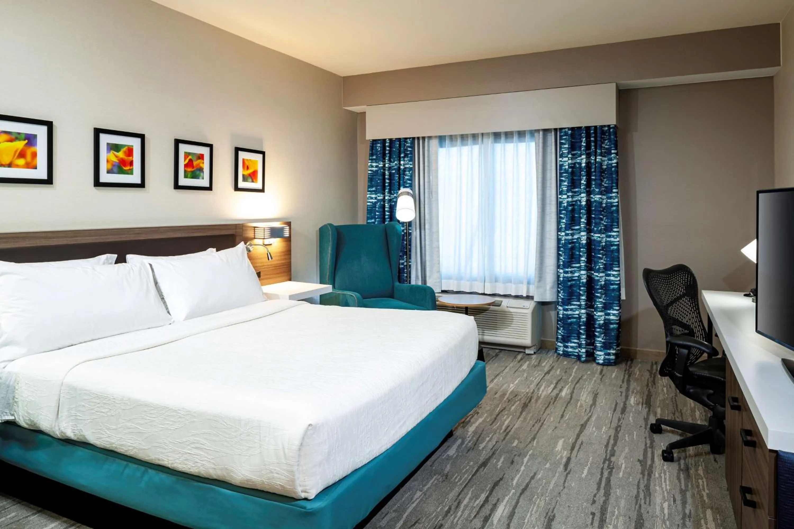 King Room with Walk-In Shower in Hilton Garden Inn San Diego/Rancho Bernardo