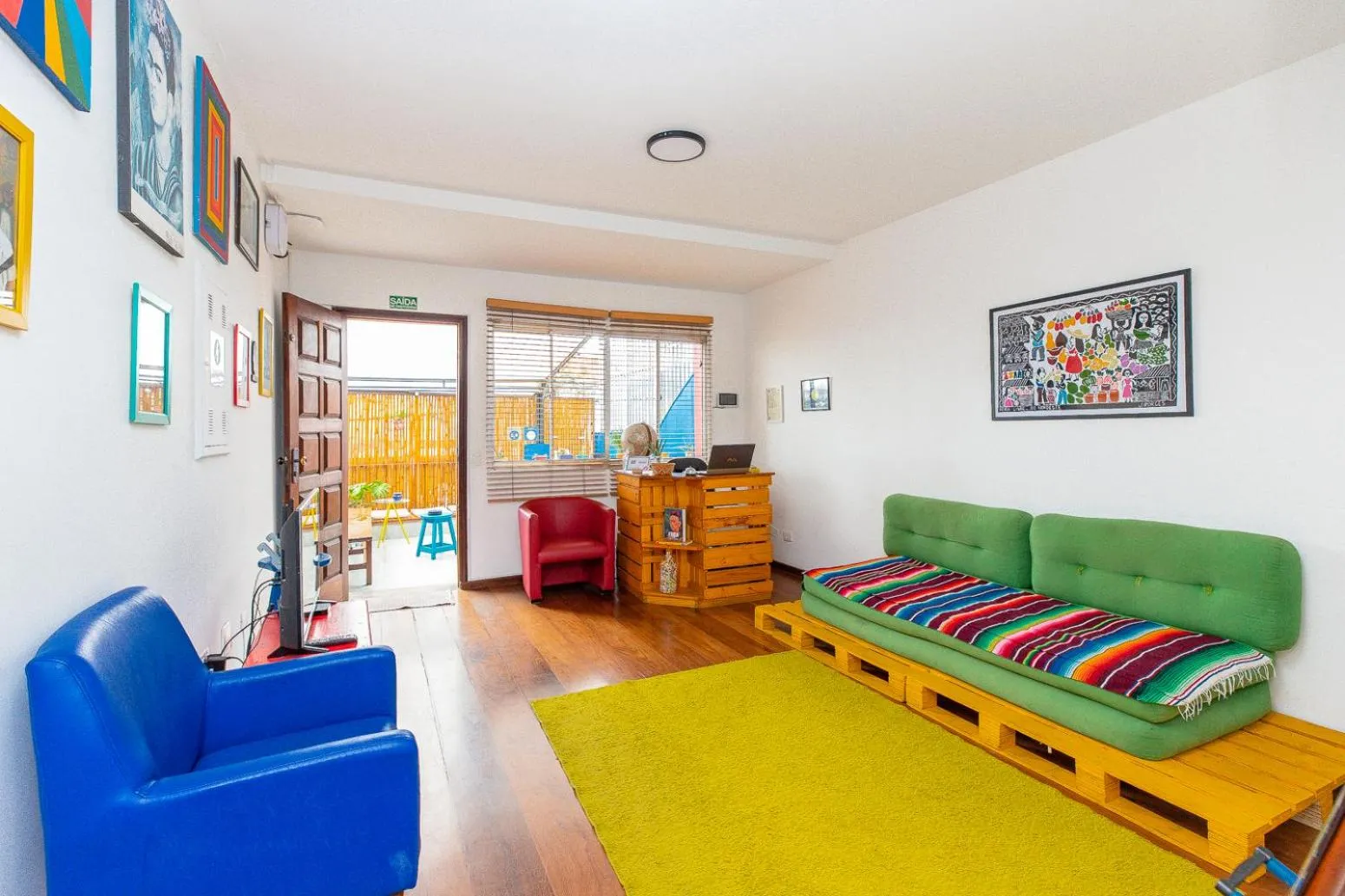 Communal lounge/ TV room in Hostel Casa Azul