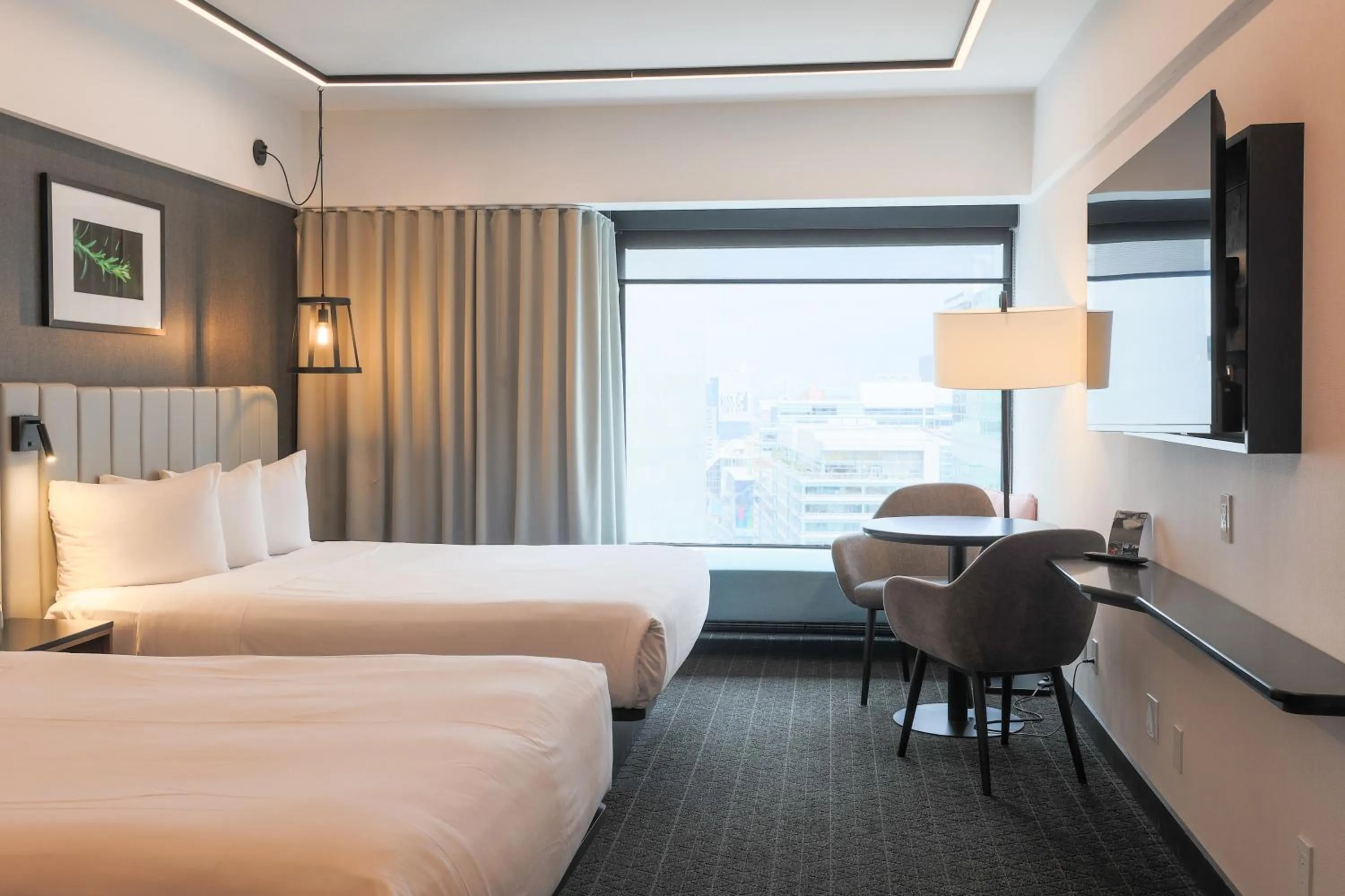 Photo of the whole room, Bed in Hotel Bonaventure Montreal