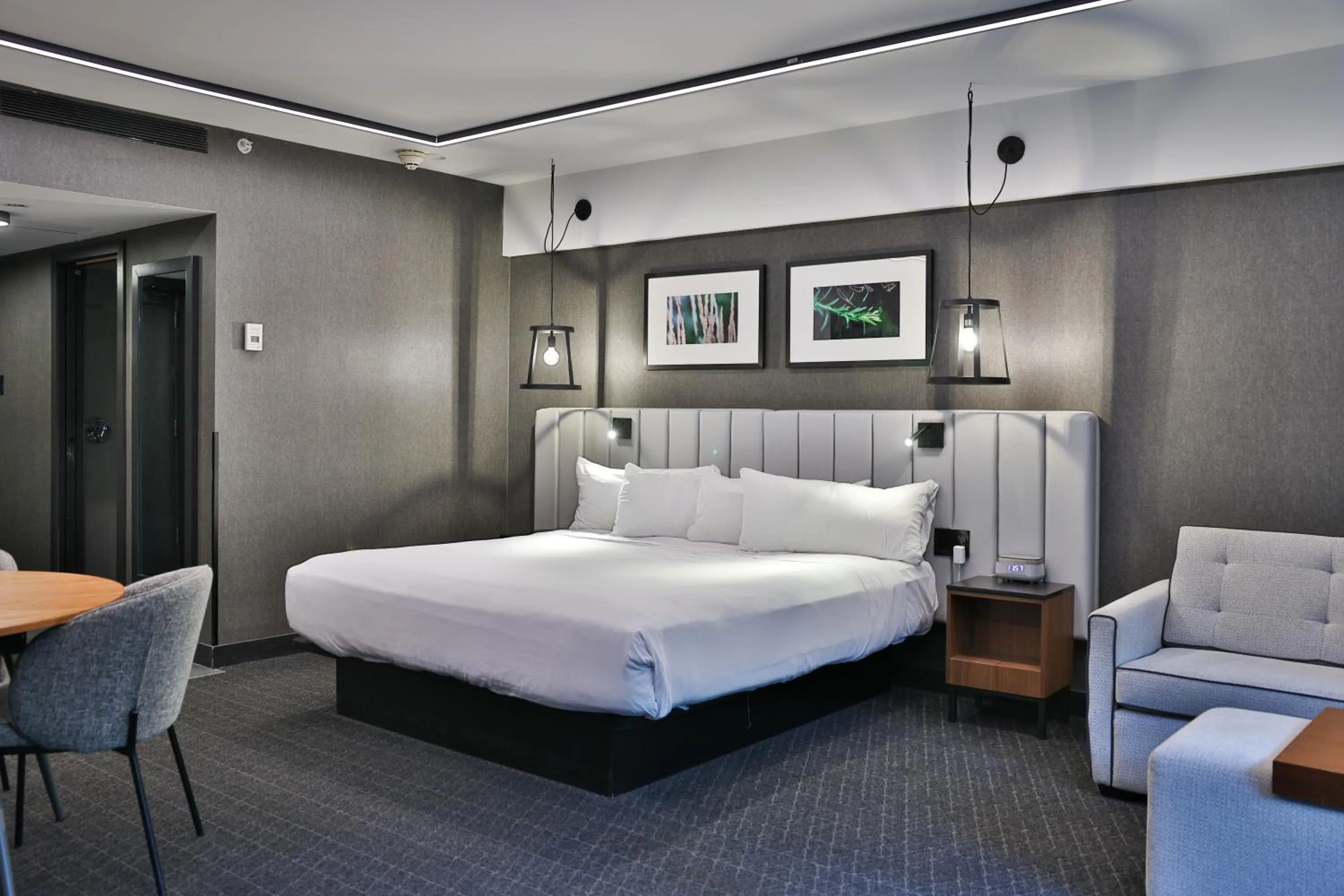 Photo of the whole room, Bed in Hotel Bonaventure Montreal