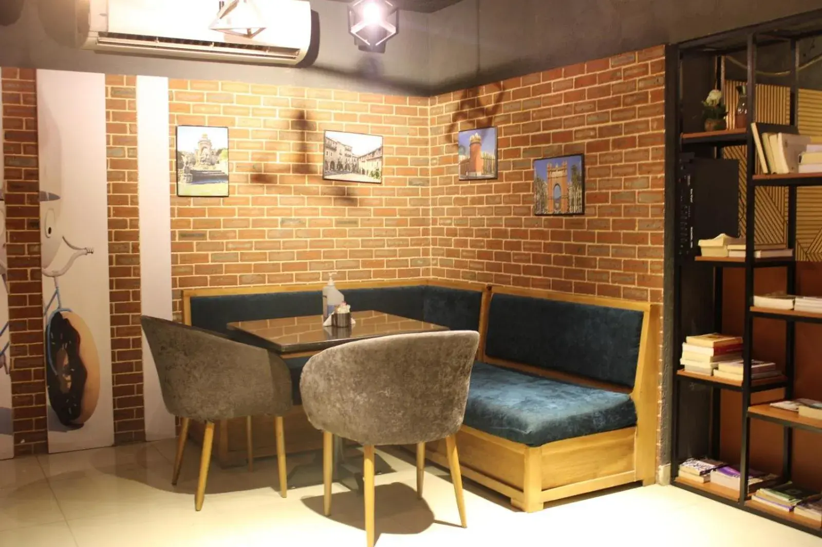 Restaurant/places to eat in Pharaohs Hotel Restaurant/places to eat in Pharaohs Hotel