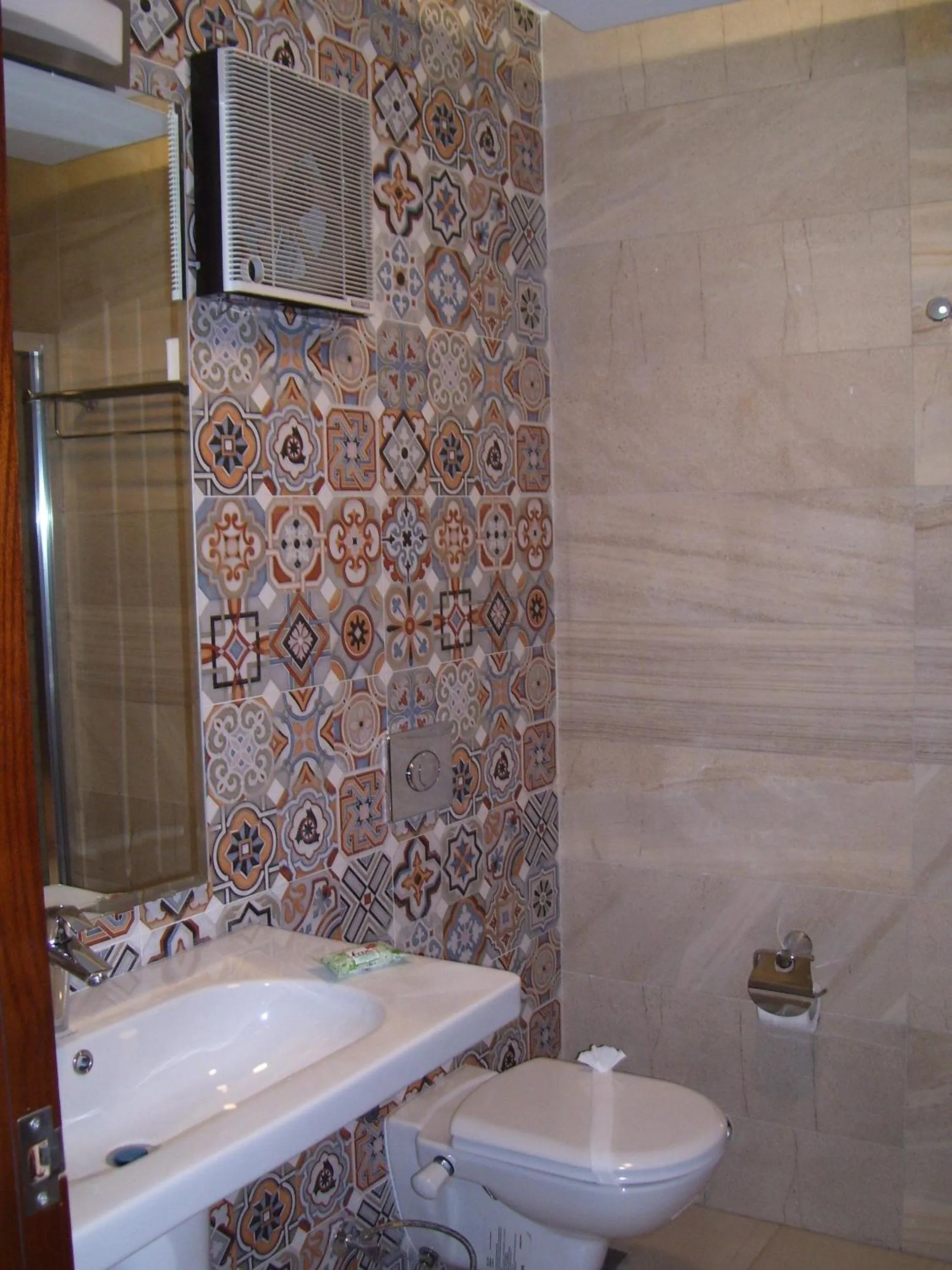 Toilet in Pharaohs Hotel