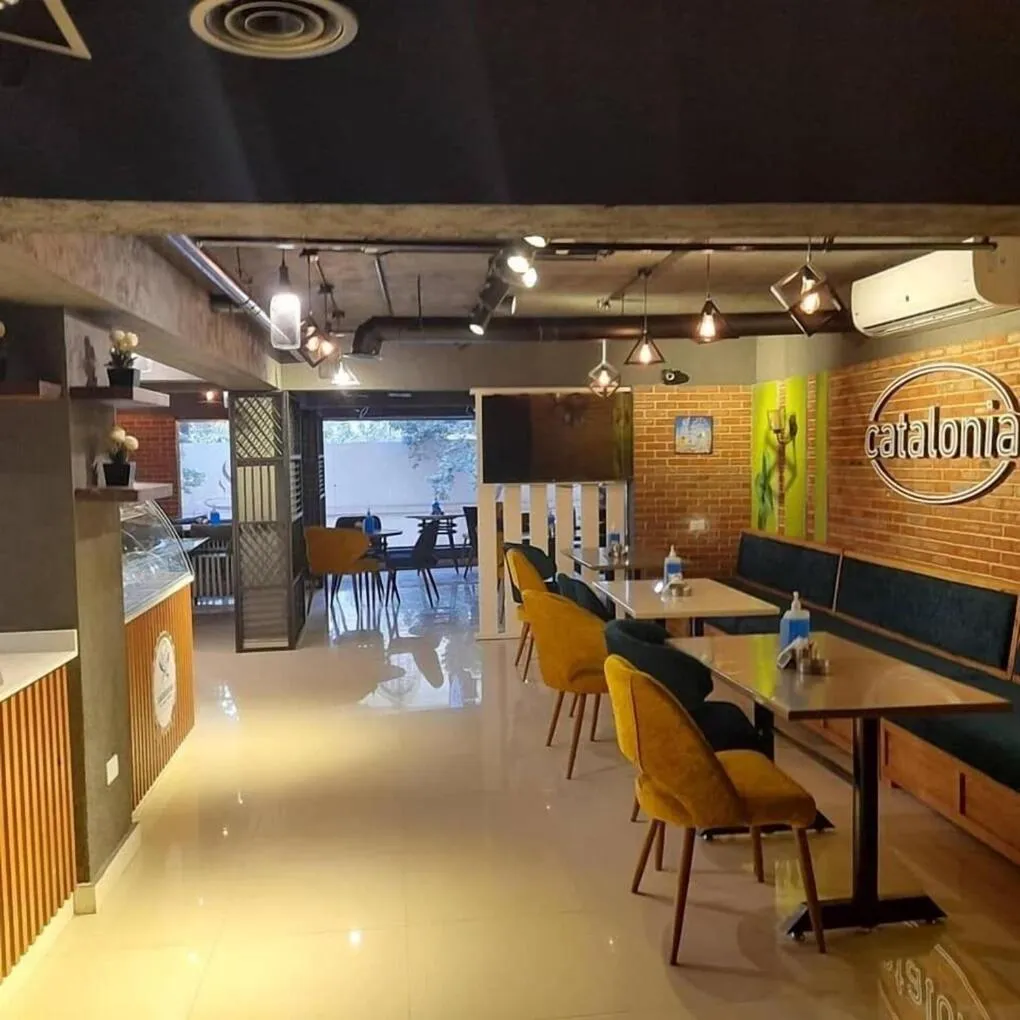 Restaurant/places to eat in Pharaohs Hotel