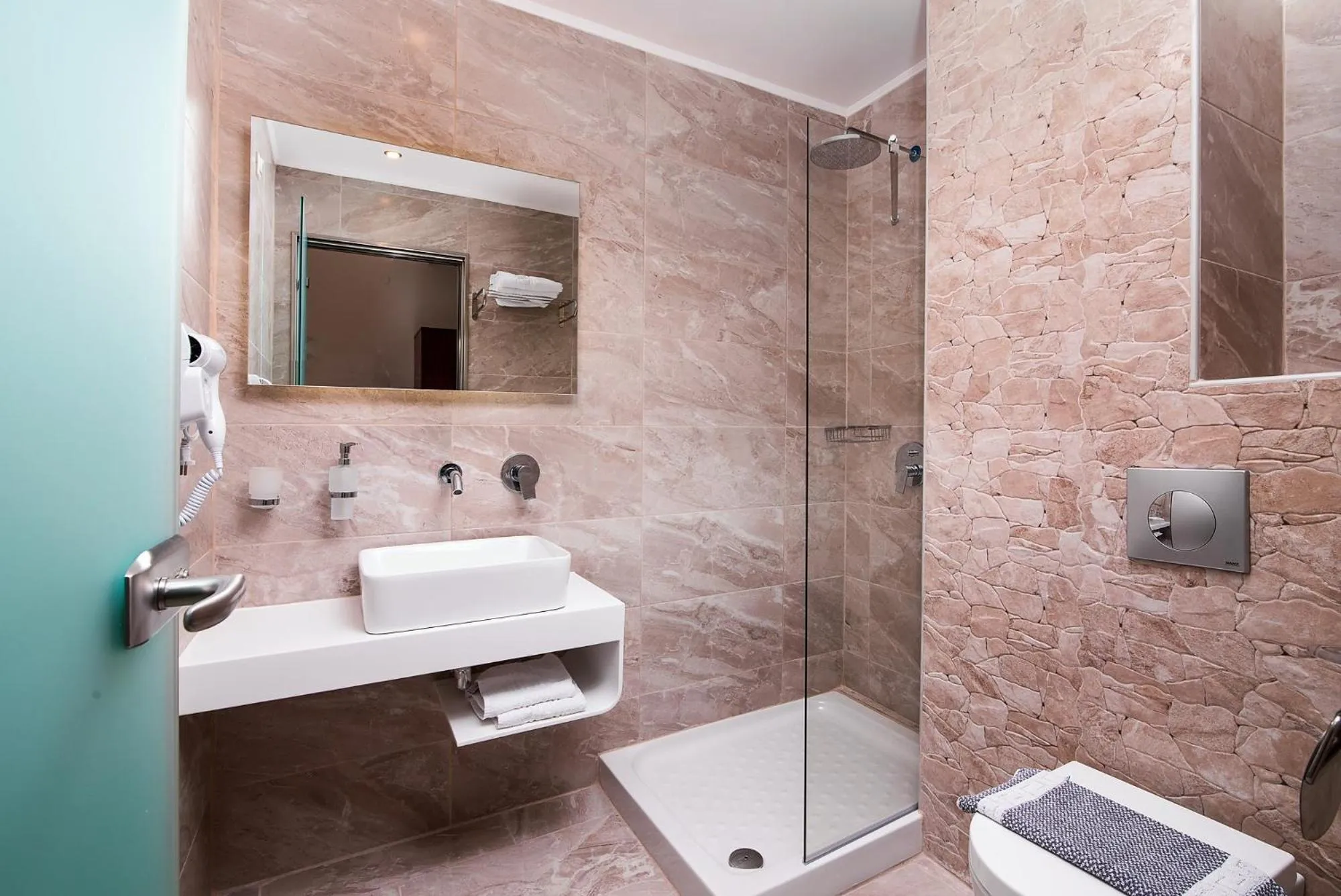 Shower in Hotel Diamond