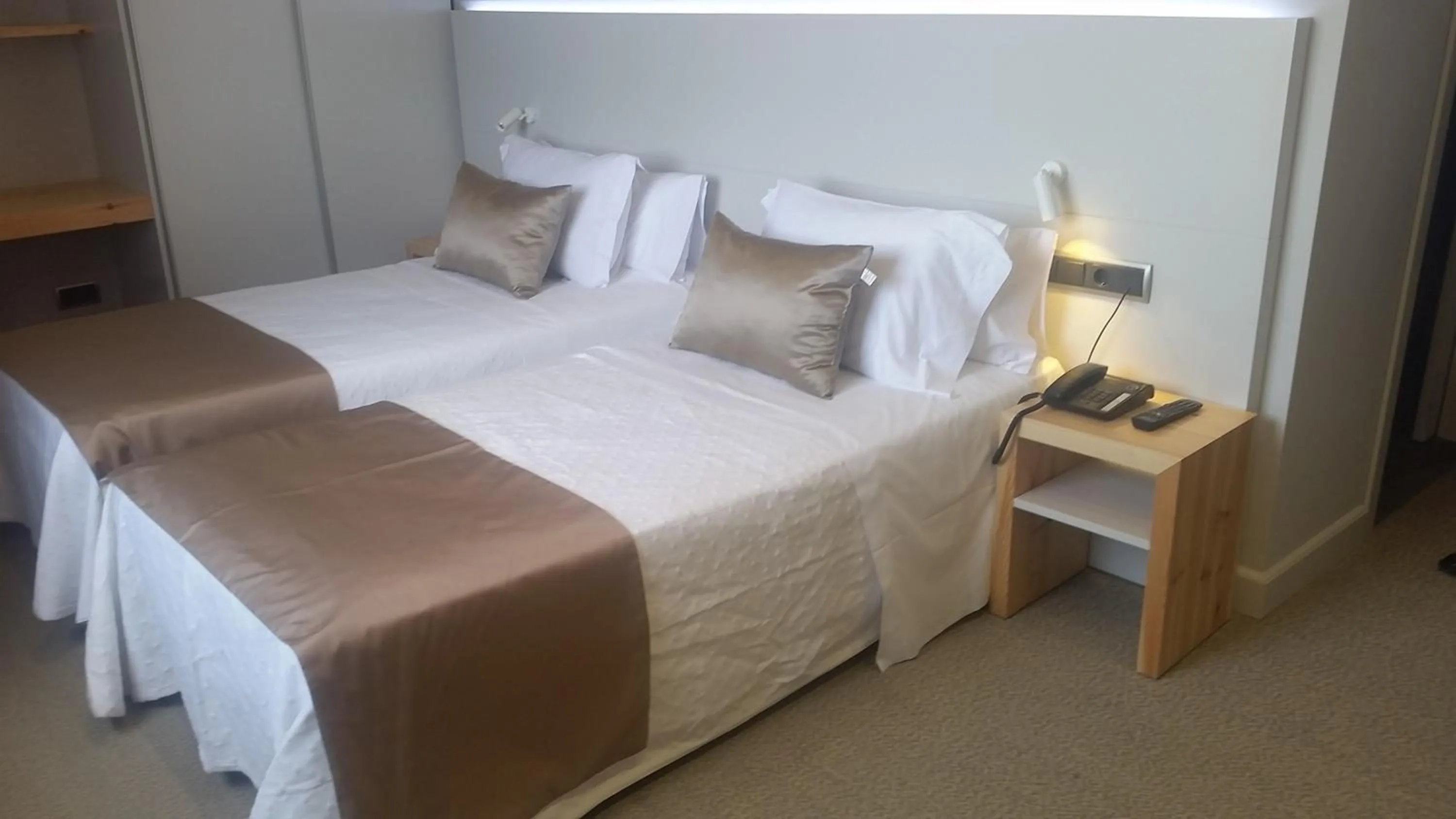 Photo of the whole room, Bed in Hotel Restaurant Sol i Vi