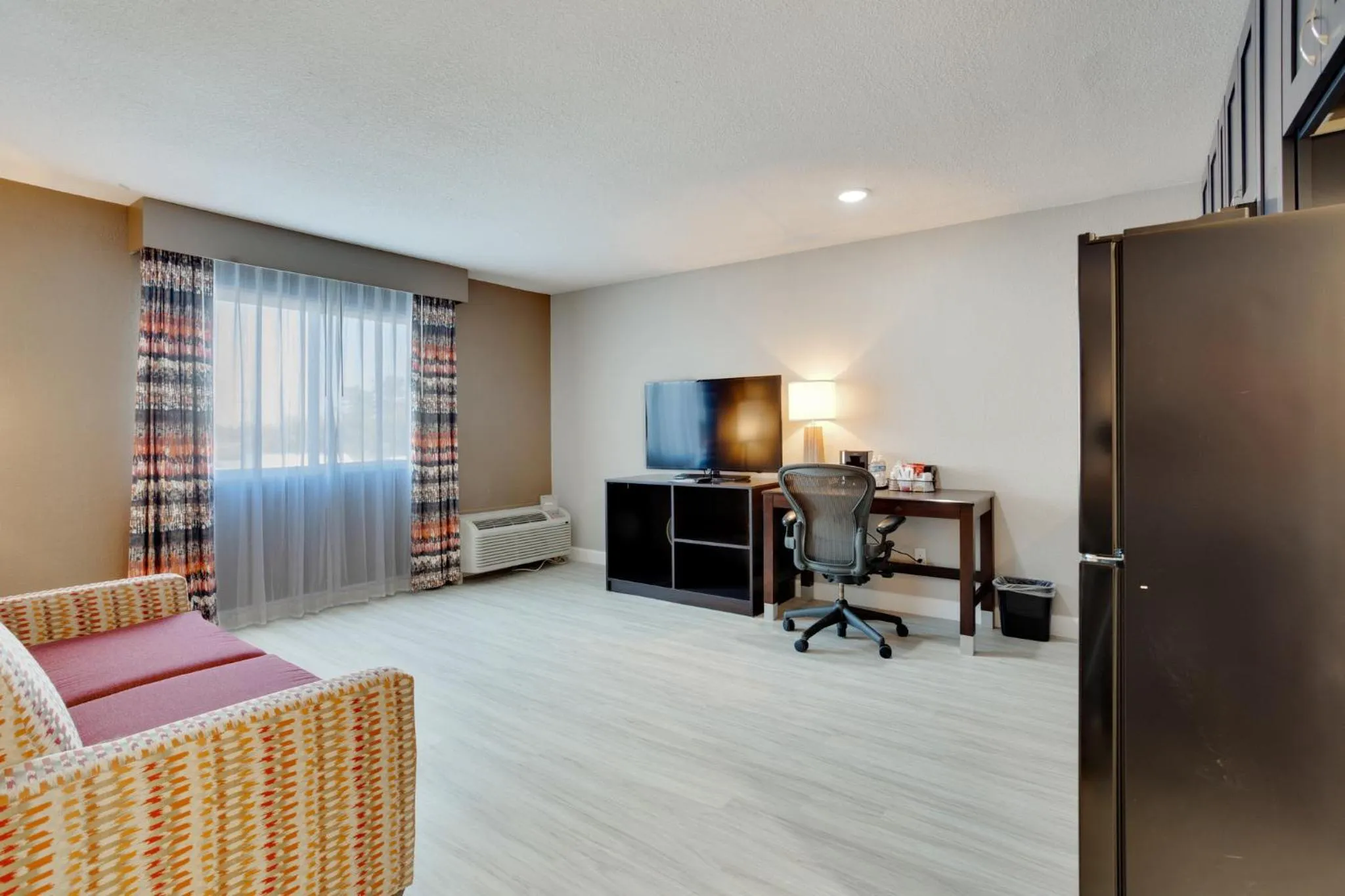 Living room in Orangewood Inn & Suites Kansas City Airport