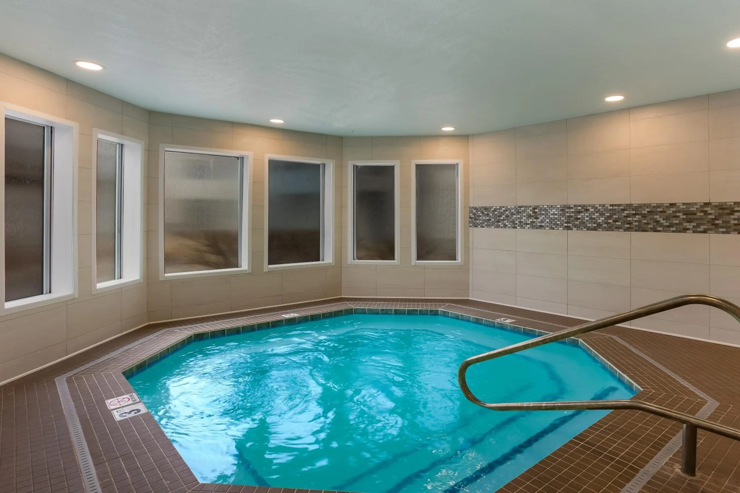 Hot Tub in Orangewood Inn & Suites Kansas City Airport