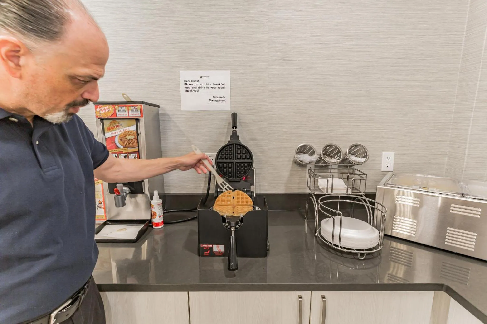 Breakfast in Orangewood Inn & Suites Kansas City Airport