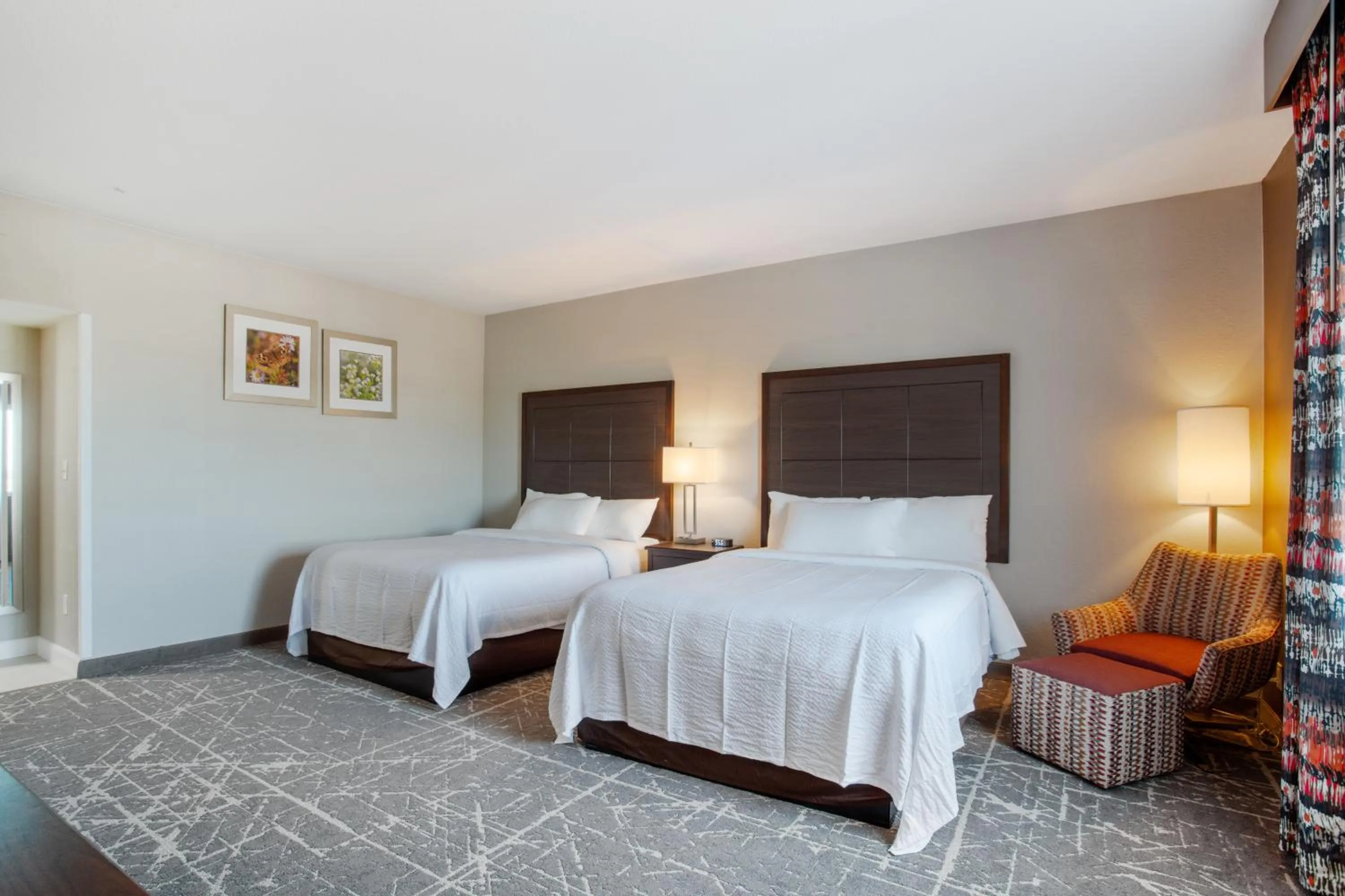 Photo of the whole room, Bed in Orangewood Inn & Suites Kansas City Airport