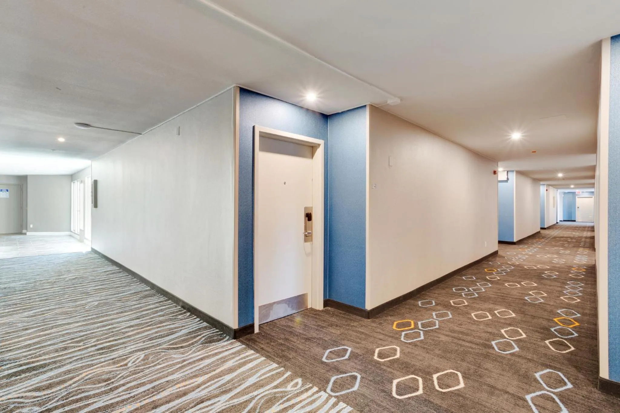 Property building in Orangewood Inn & Suites Kansas City Airport