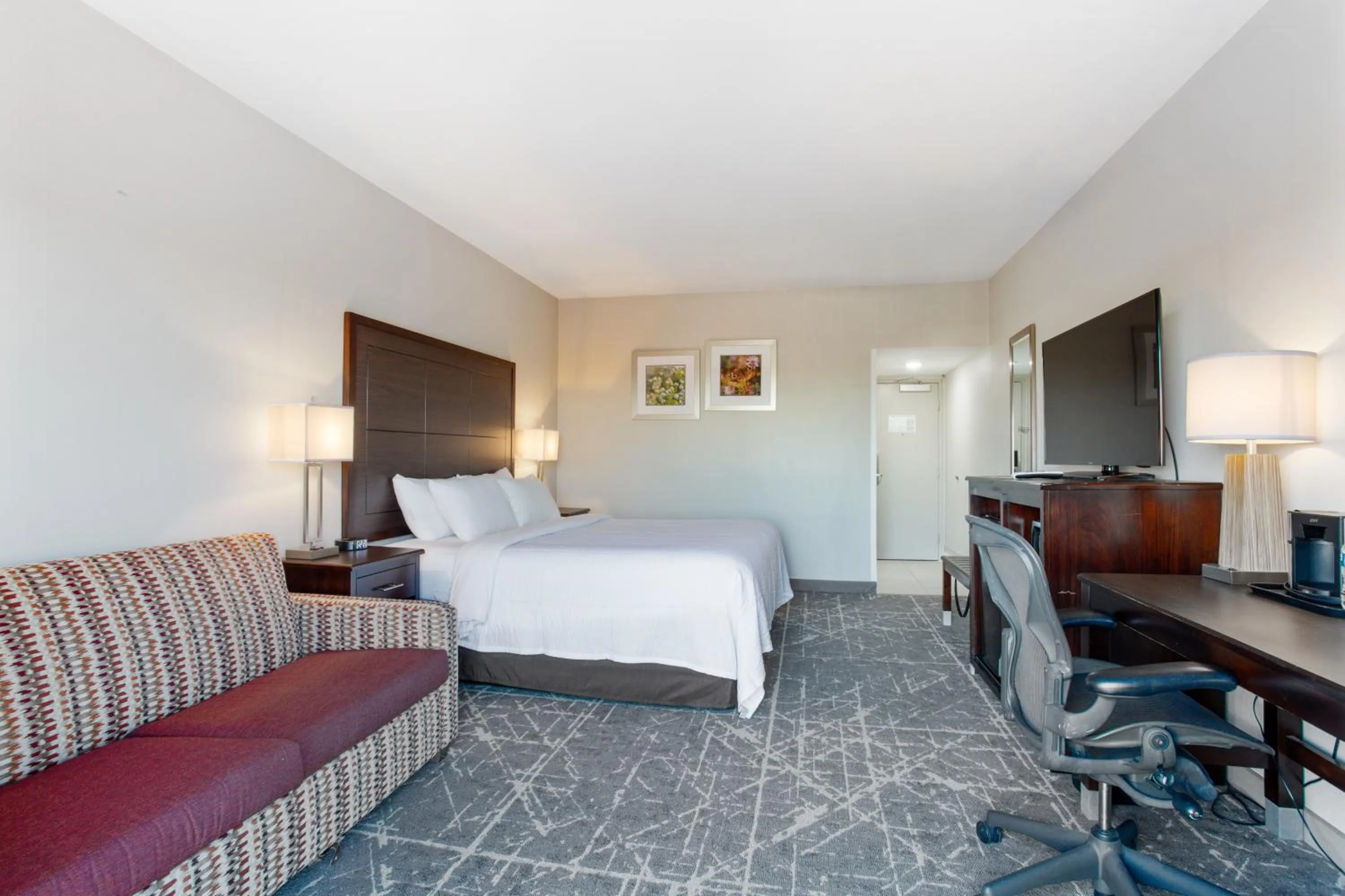 Photo of the whole room, Bed in Orangewood Inn & Suites Kansas City Airport