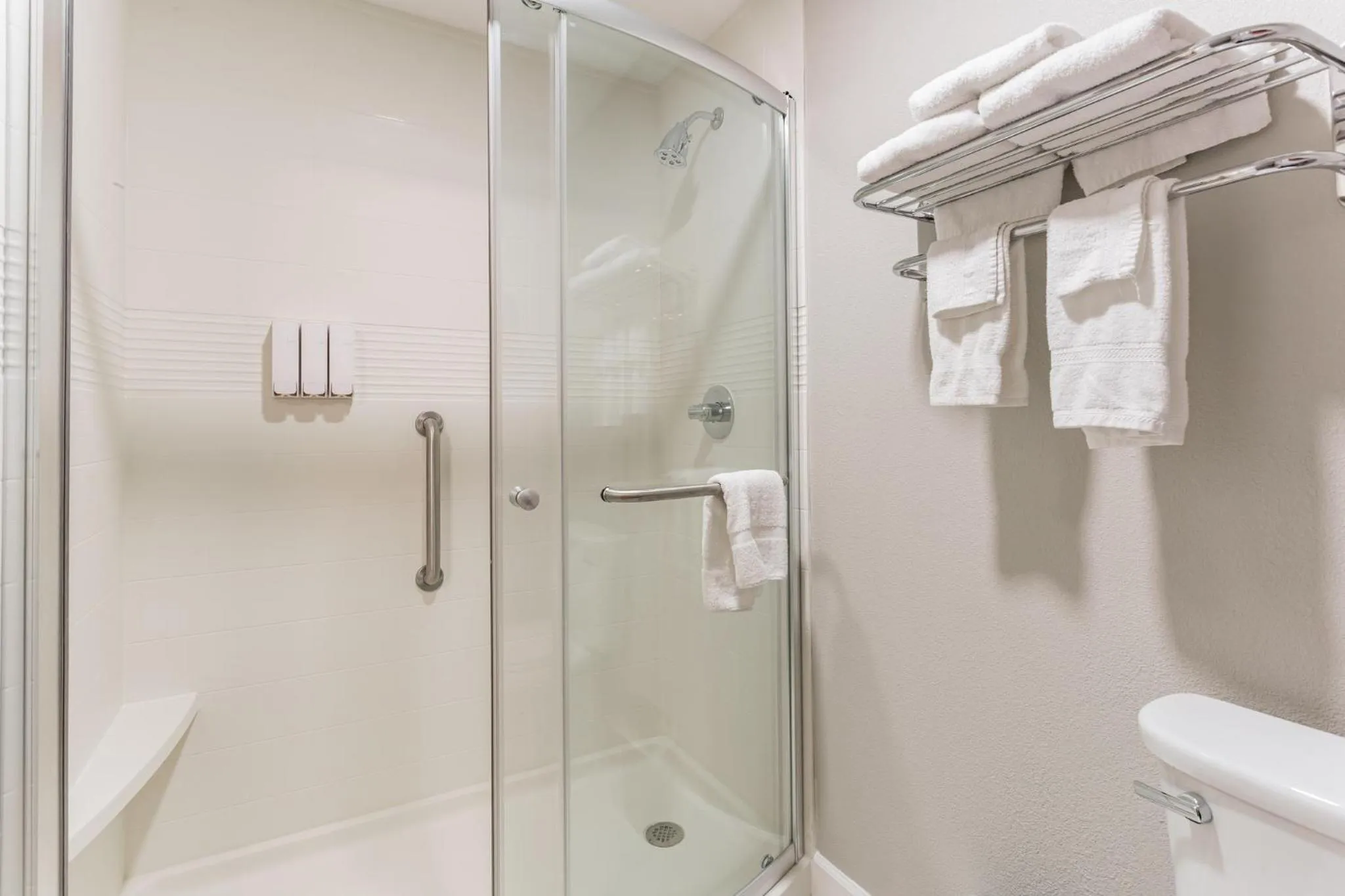 Bathroom in Orangewood Inn & Suites Kansas City Airport