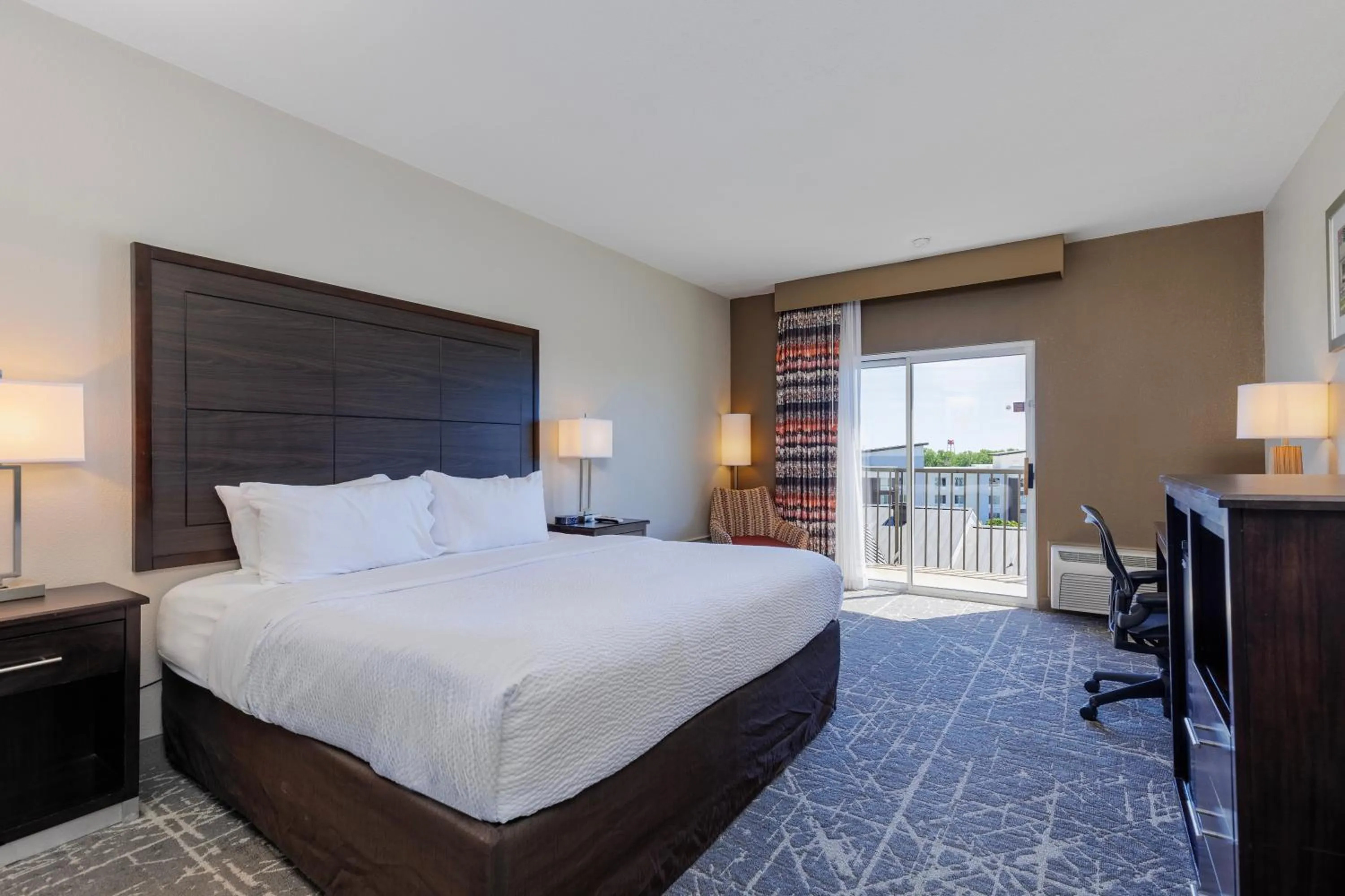 Photo of the whole room, Bed in Orangewood Inn & Suites Kansas City Airport