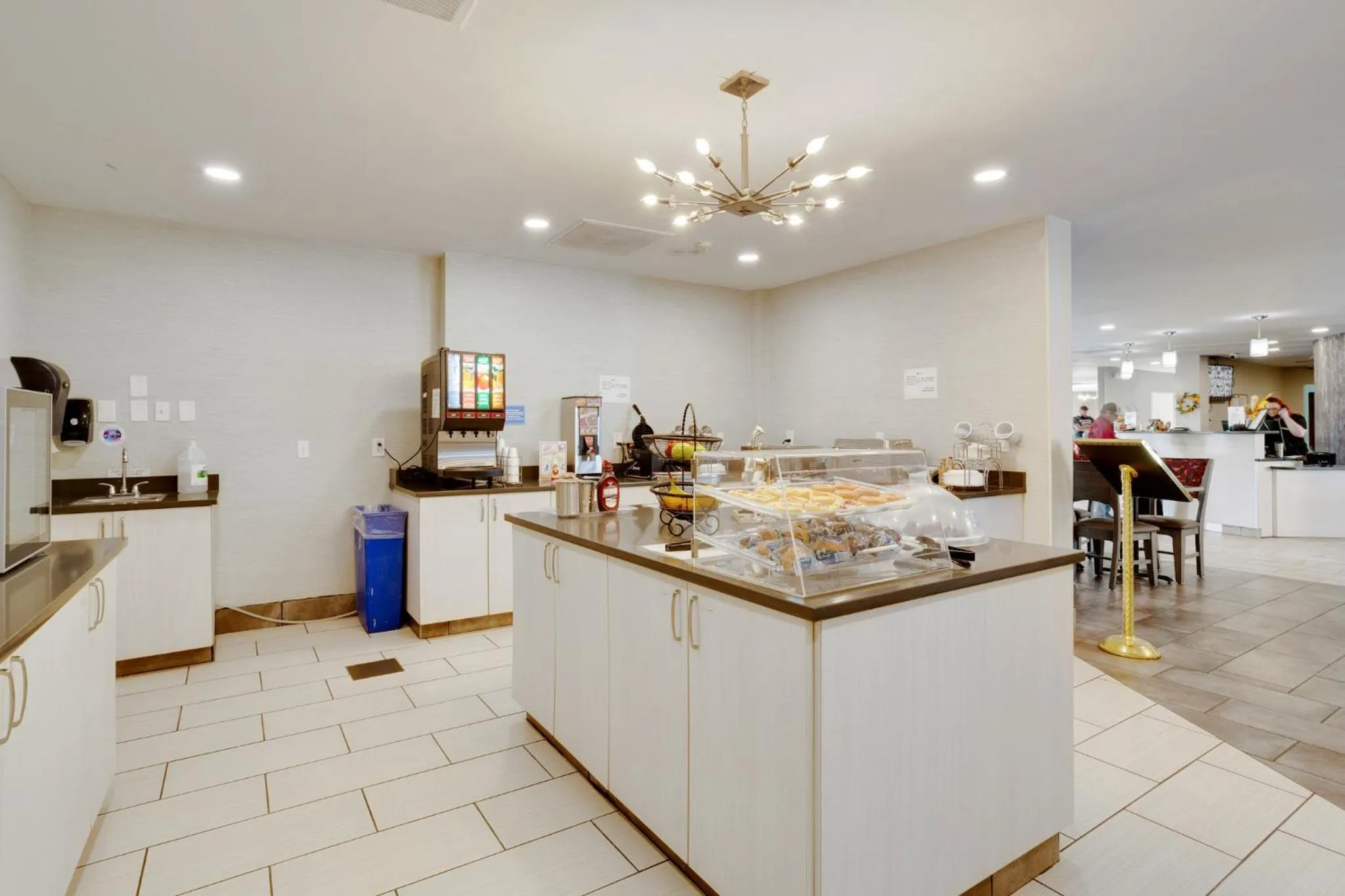 Breakfast in Orangewood Inn & Suites Kansas City Airport