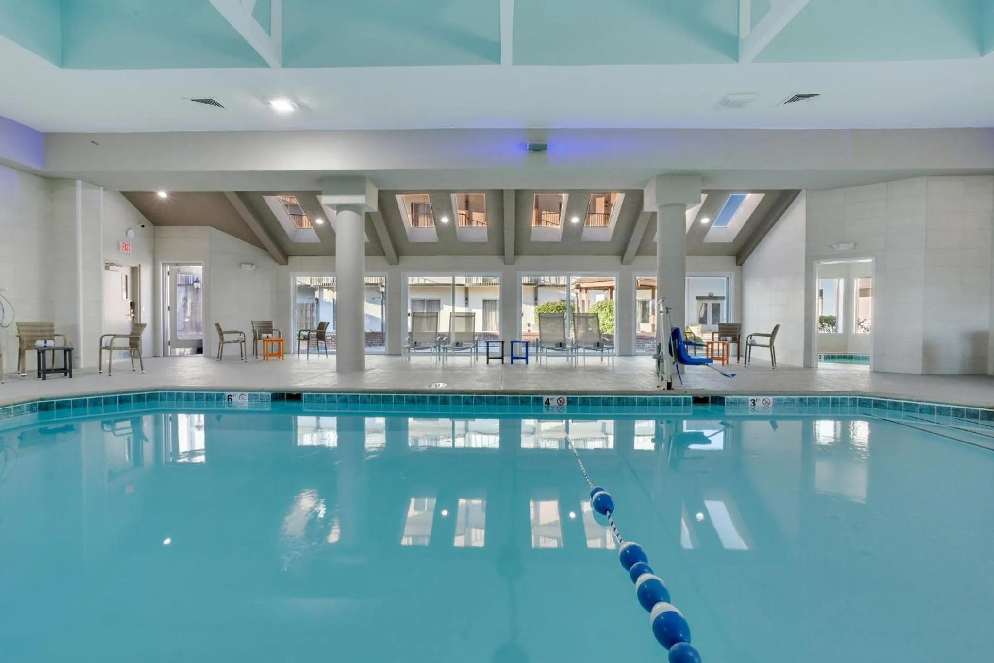 Swimming pool in Orangewood Inn & Suites Kansas City Airport