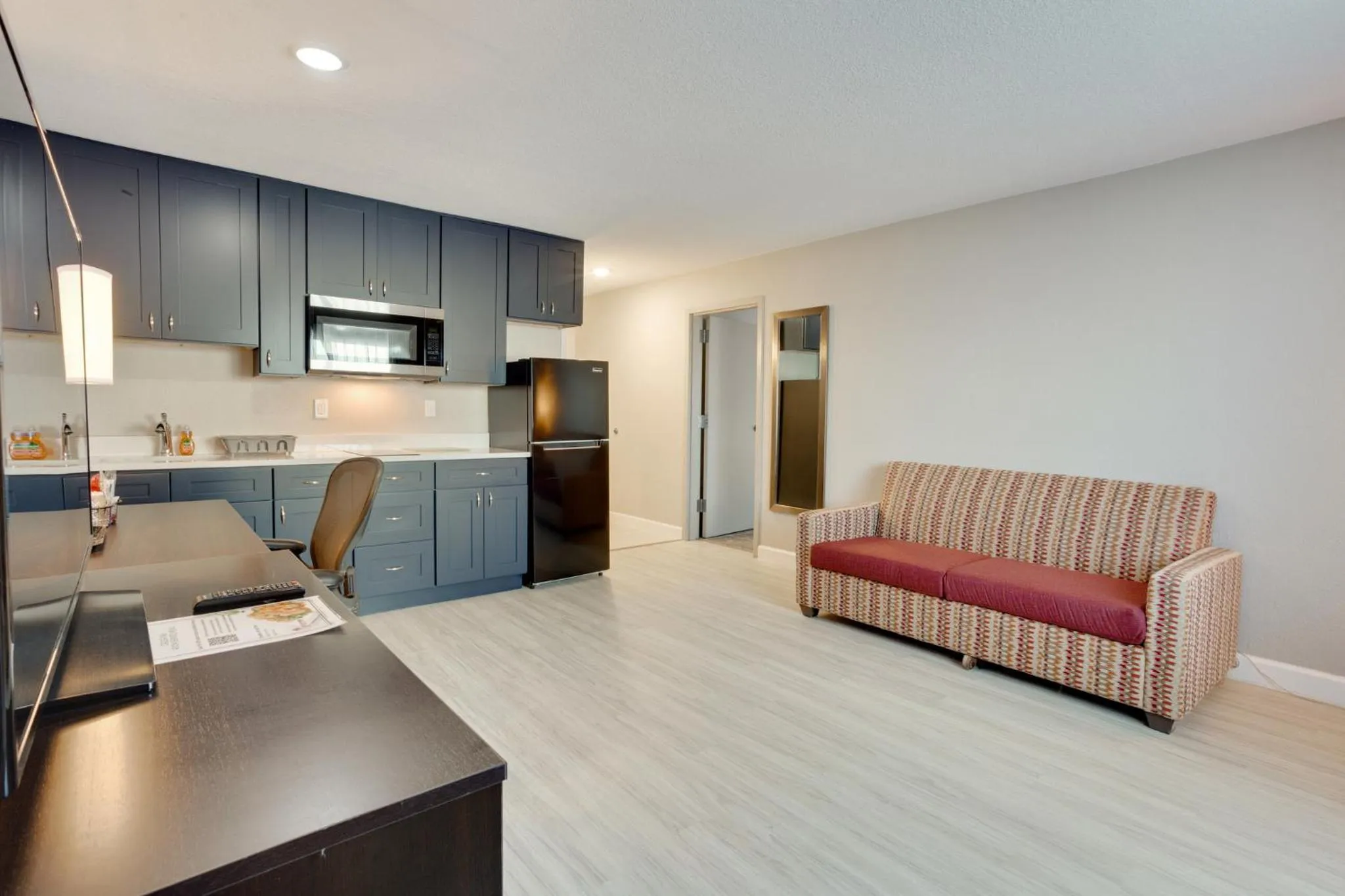 Living room in Orangewood Inn & Suites Kansas City Airport