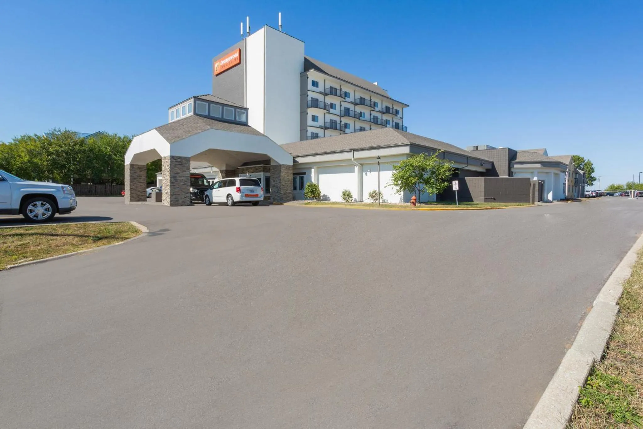 Property building in Orangewood Inn & Suites Kansas City Airport