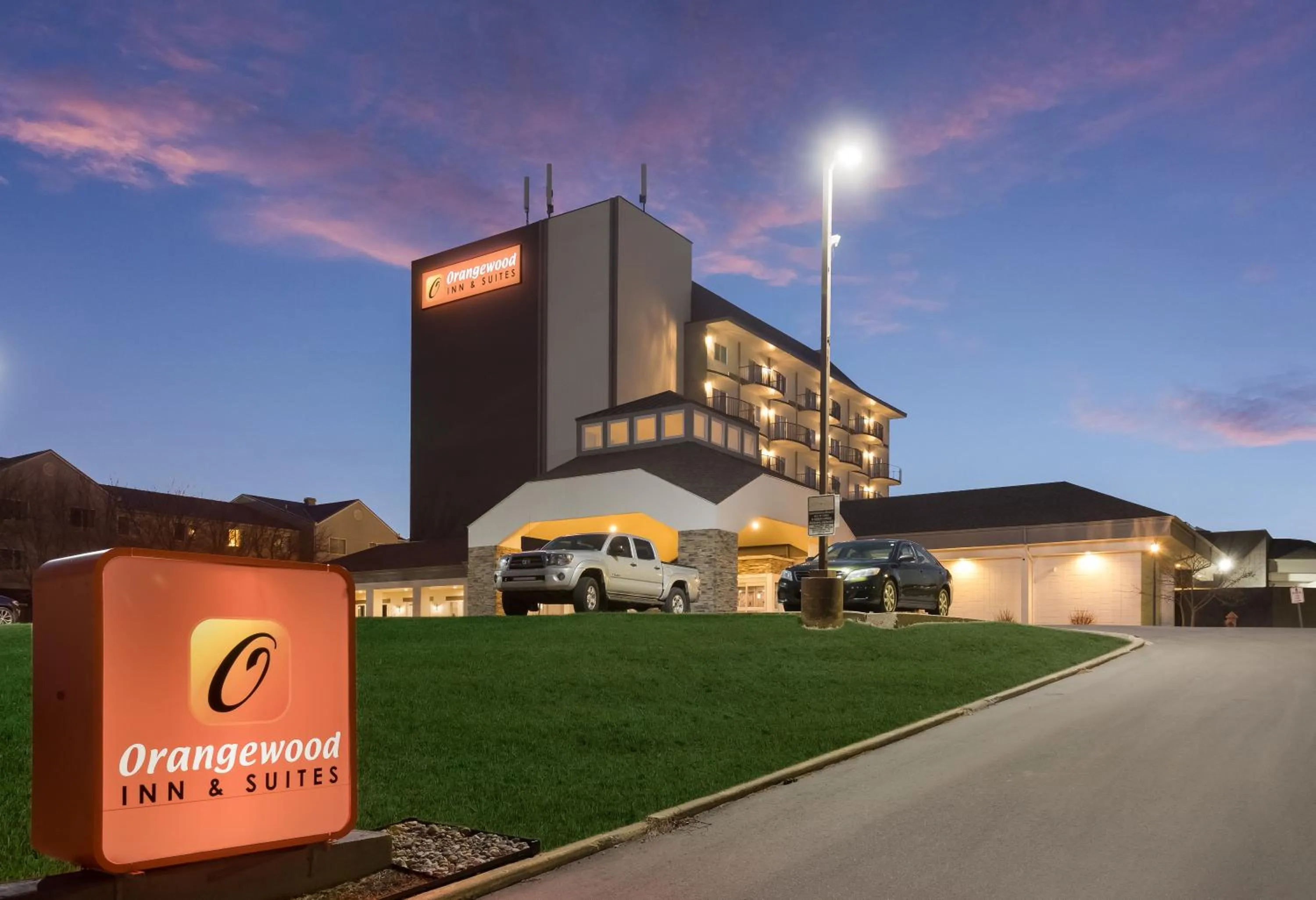 Property building in Orangewood Inn & Suites Kansas City Airport