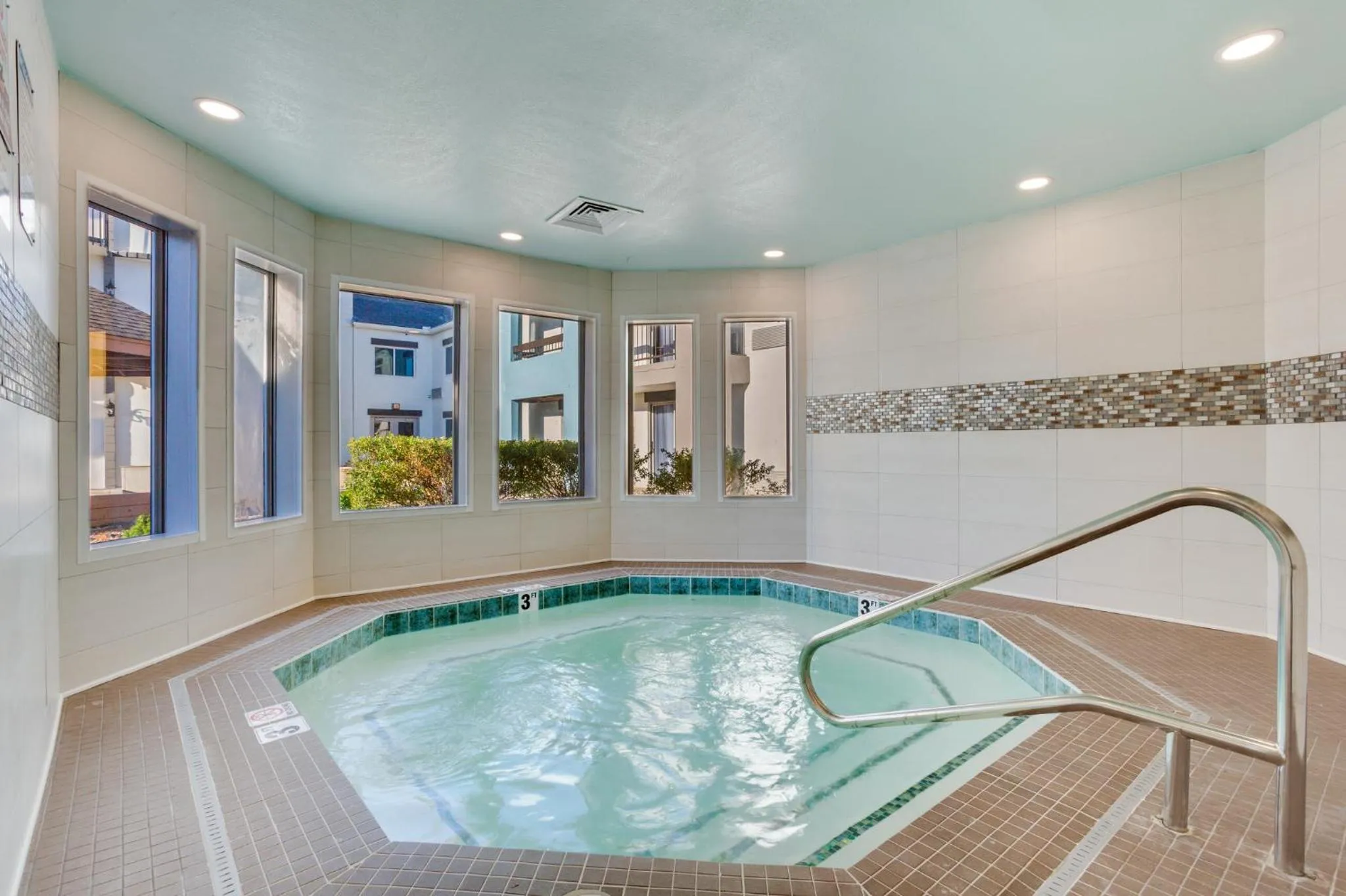 Hot Tub in Orangewood Inn & Suites Kansas City Airport