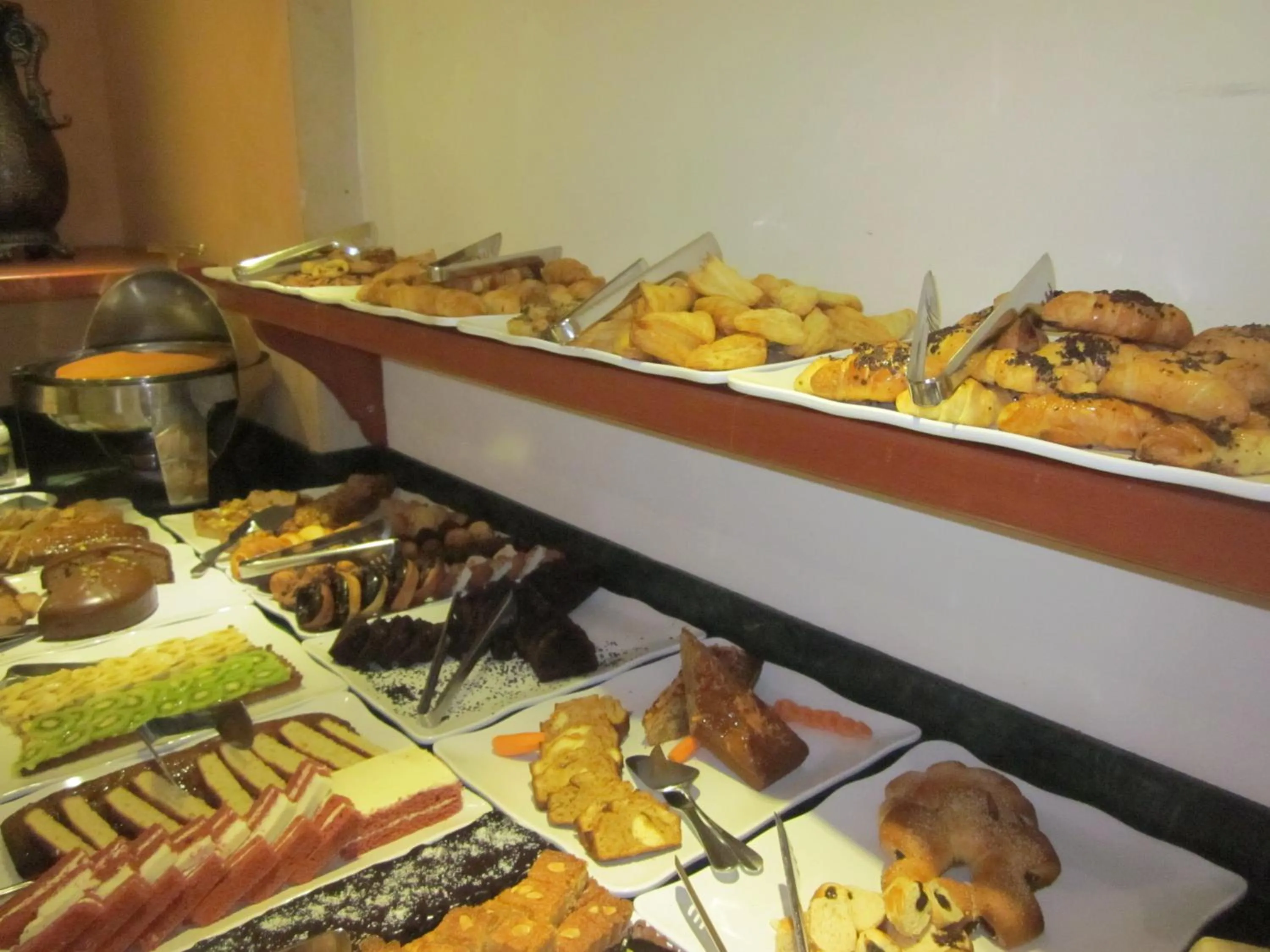 Restaurant/places to eat in Madisson Hotel