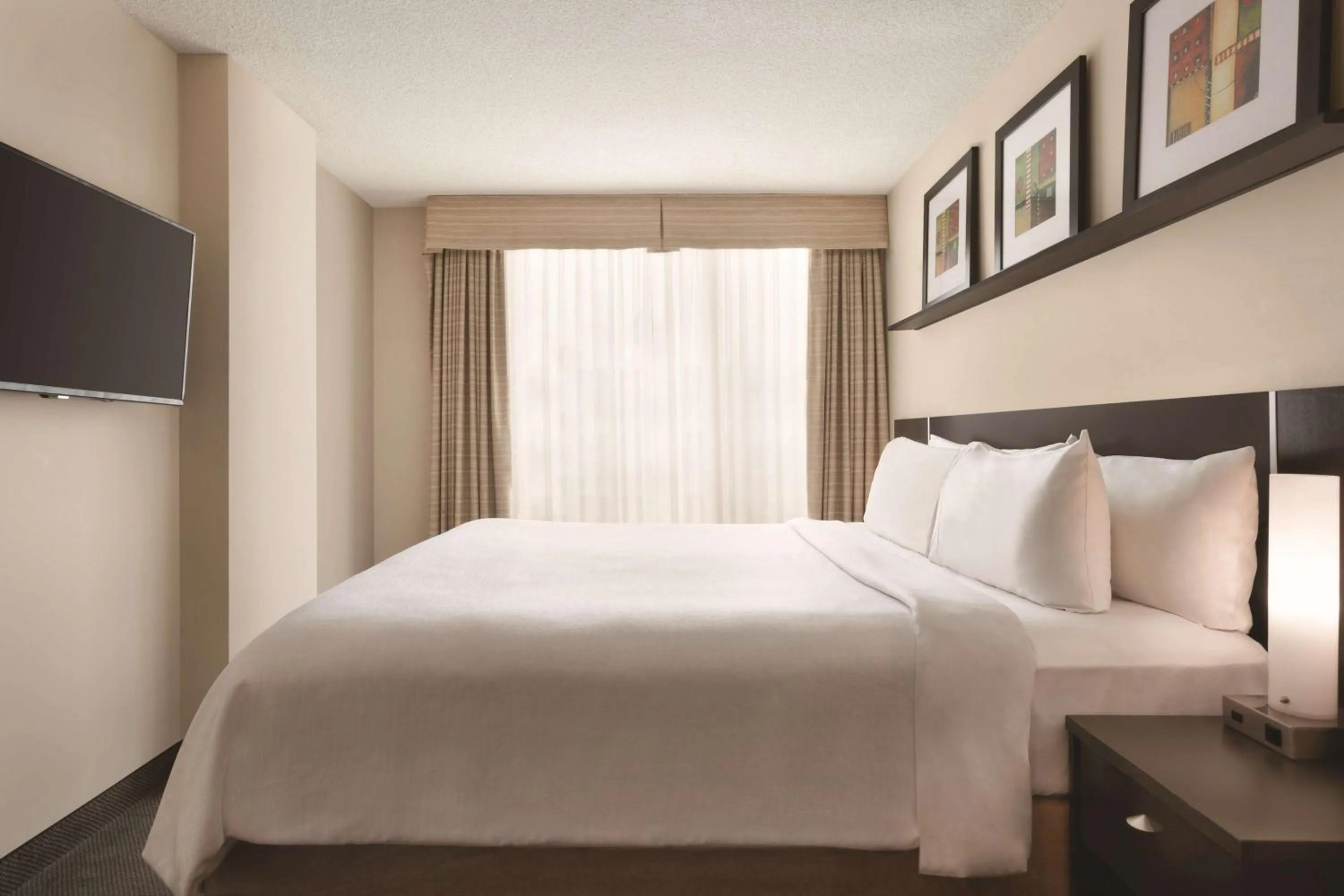 Bed in Embassy Suites by Hilton - Montreal