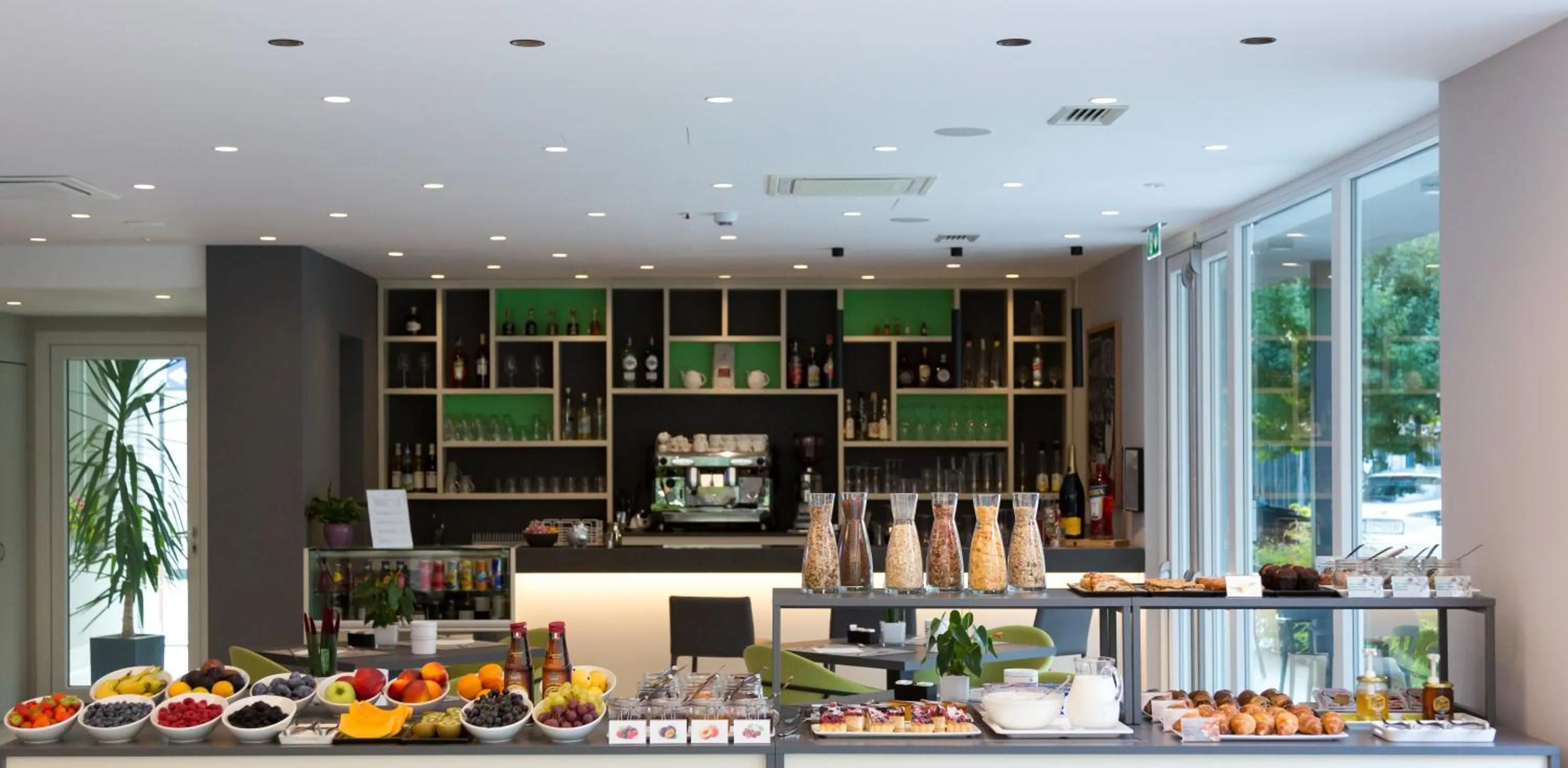 Breakfast in Garda Life