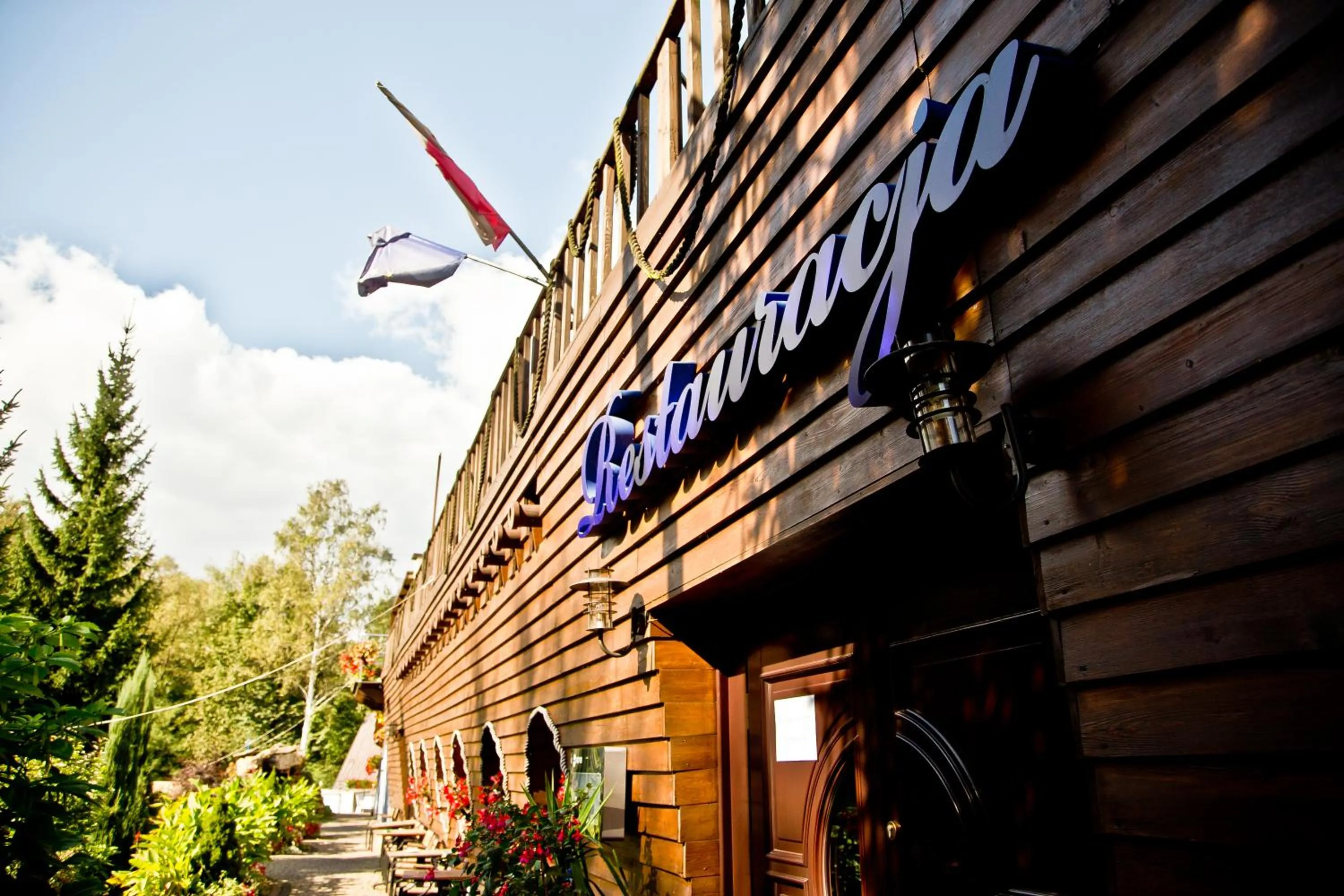 Restaurant/places to eat in Shuma