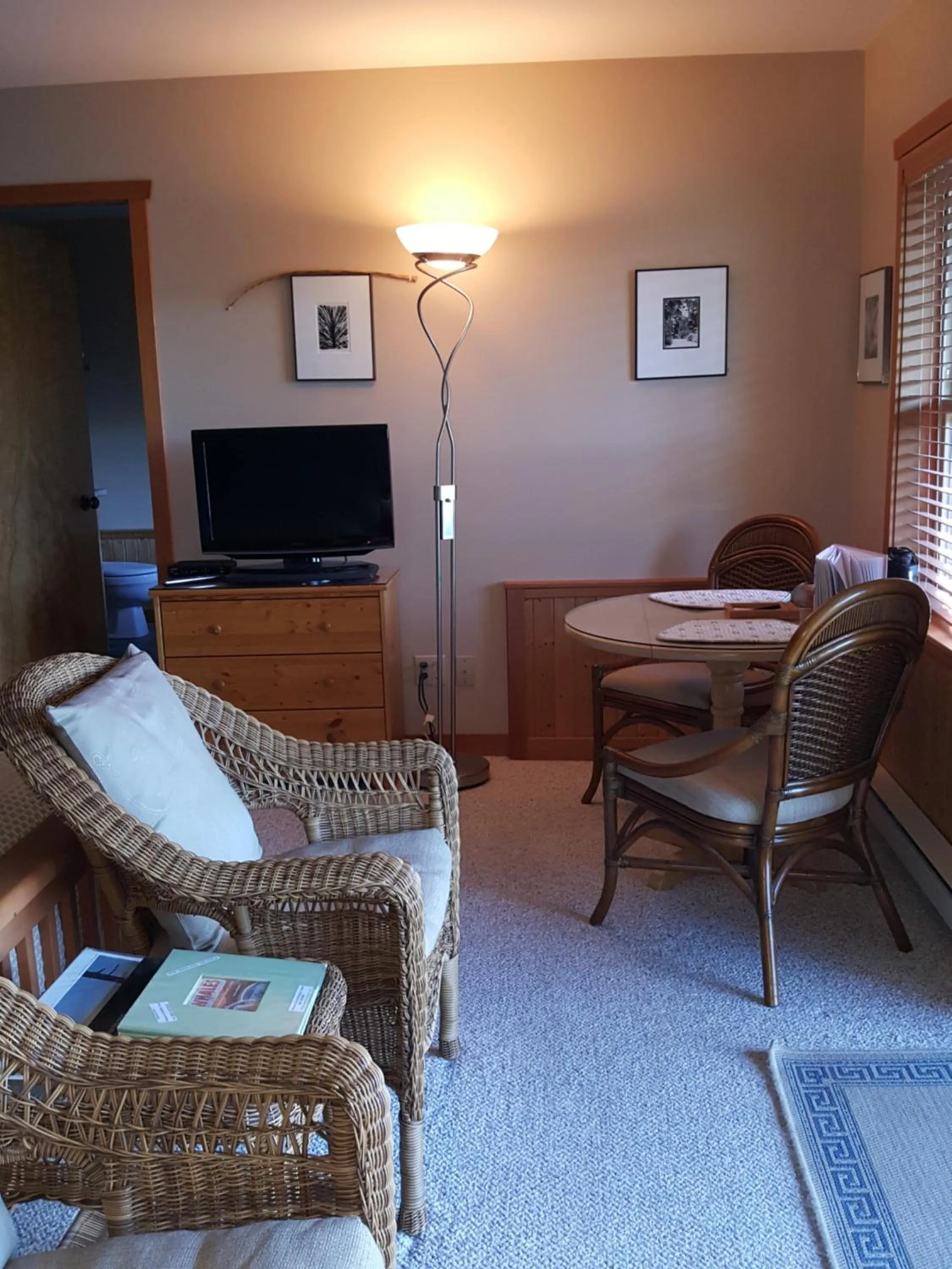 Living room in Reef Point Oceanfront Bed and Breakfast