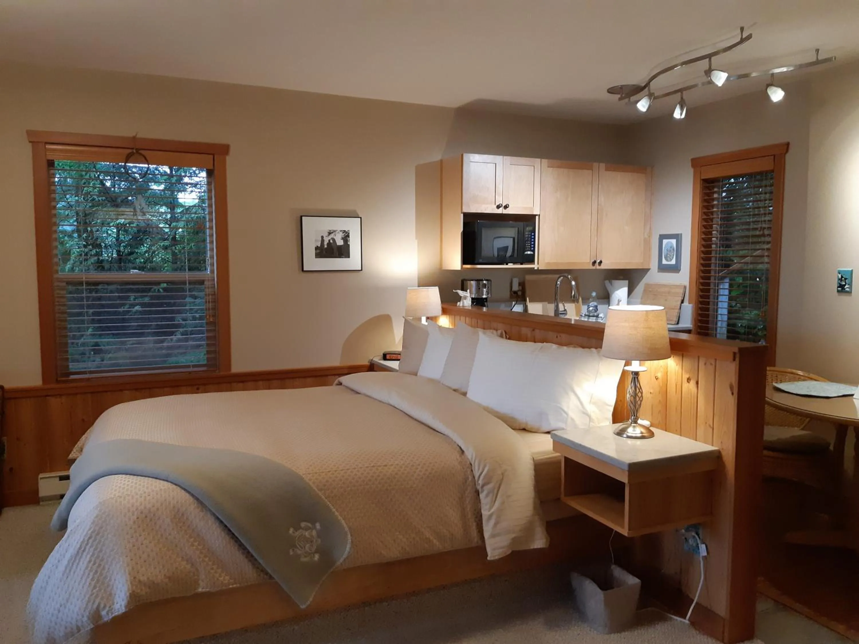 Coffee/tea facilities, Bed in Reef Point Oceanfront Bed and Breakfast