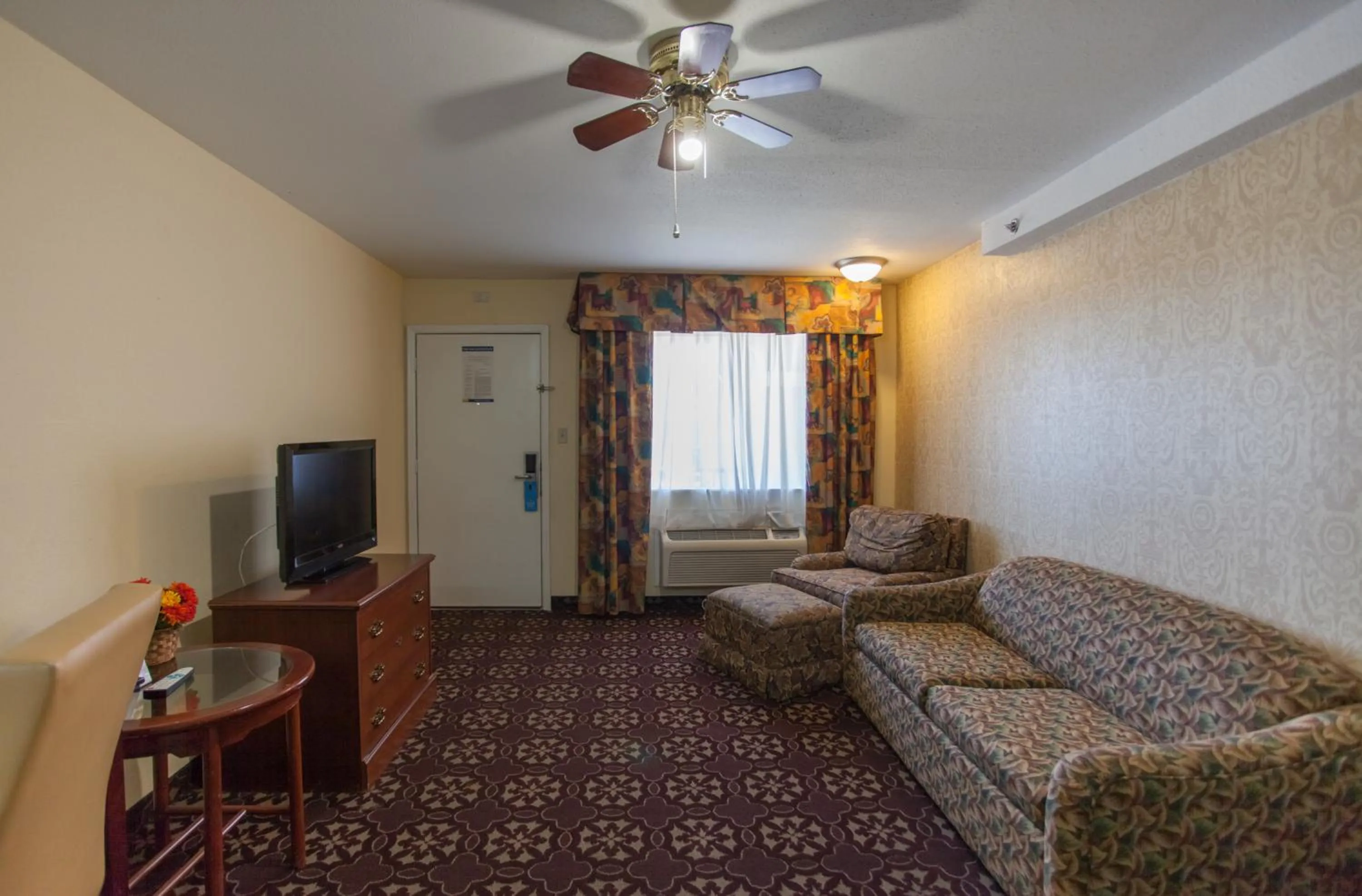 Living room in Days Inn by Wyndham Shenandoah