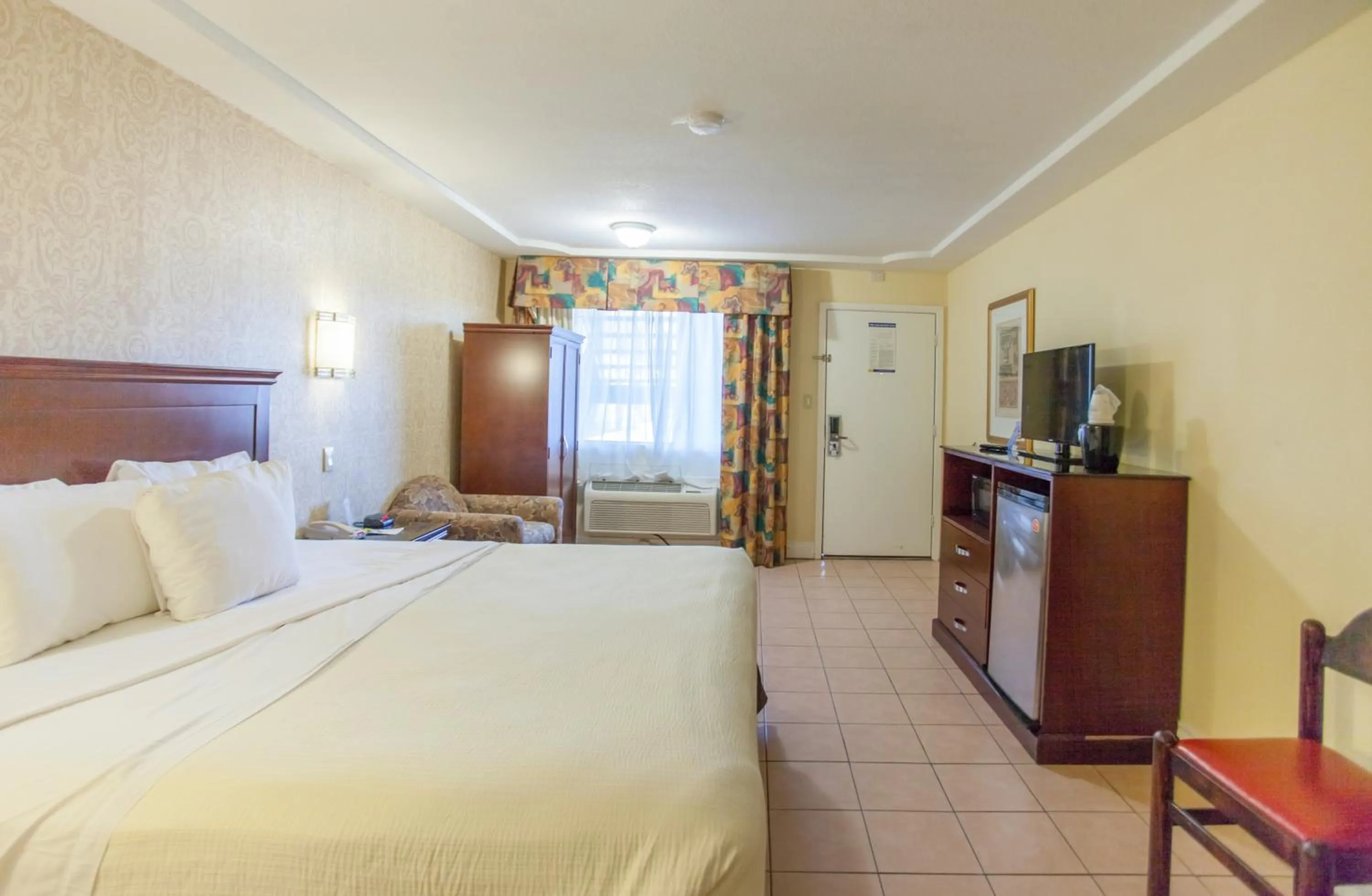 Photo of the whole room, Bed in Days Inn by Wyndham Shenandoah