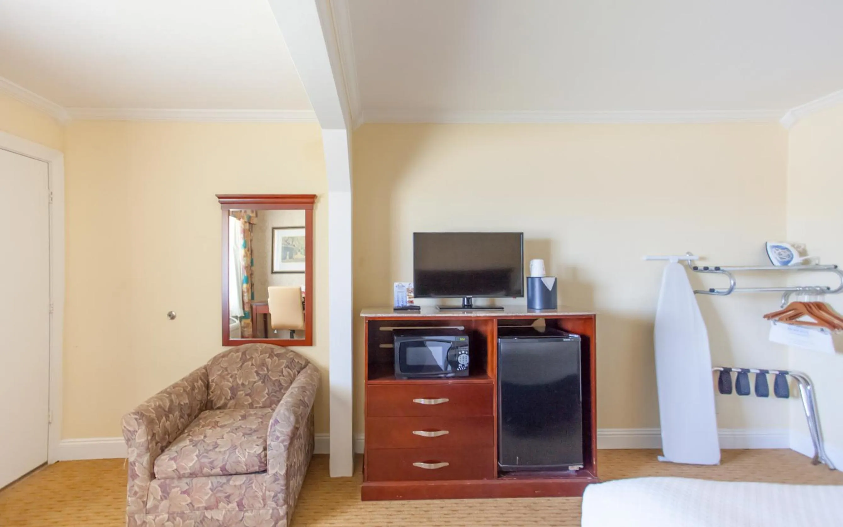 Communal lounge/ TV room, Bed in Days Inn by Wyndham Shenandoah