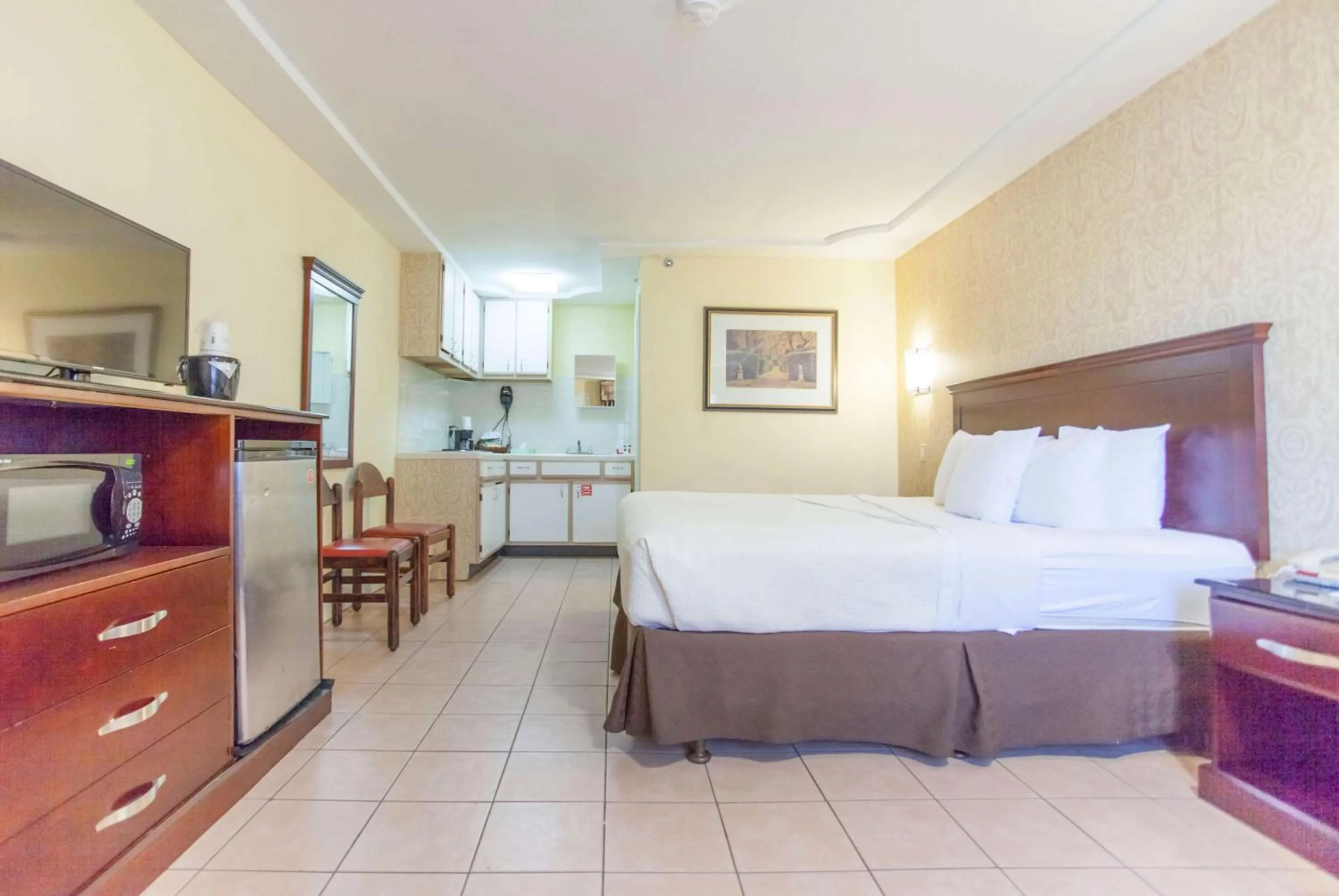 Photo of the whole room, Bed in Days Inn by Wyndham Shenandoah