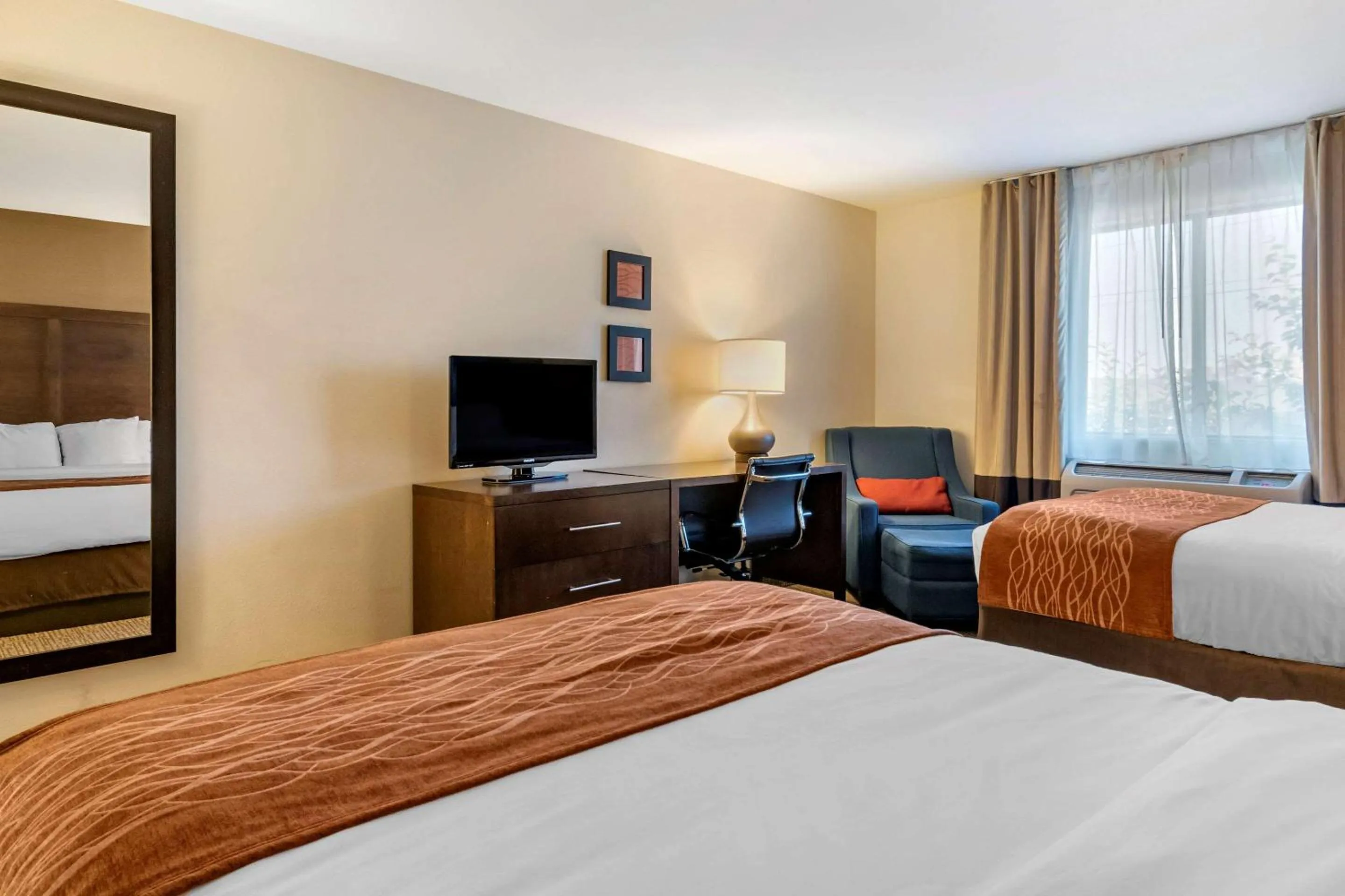 TV and multimedia, Bed in Comfort Inn Williamsport
