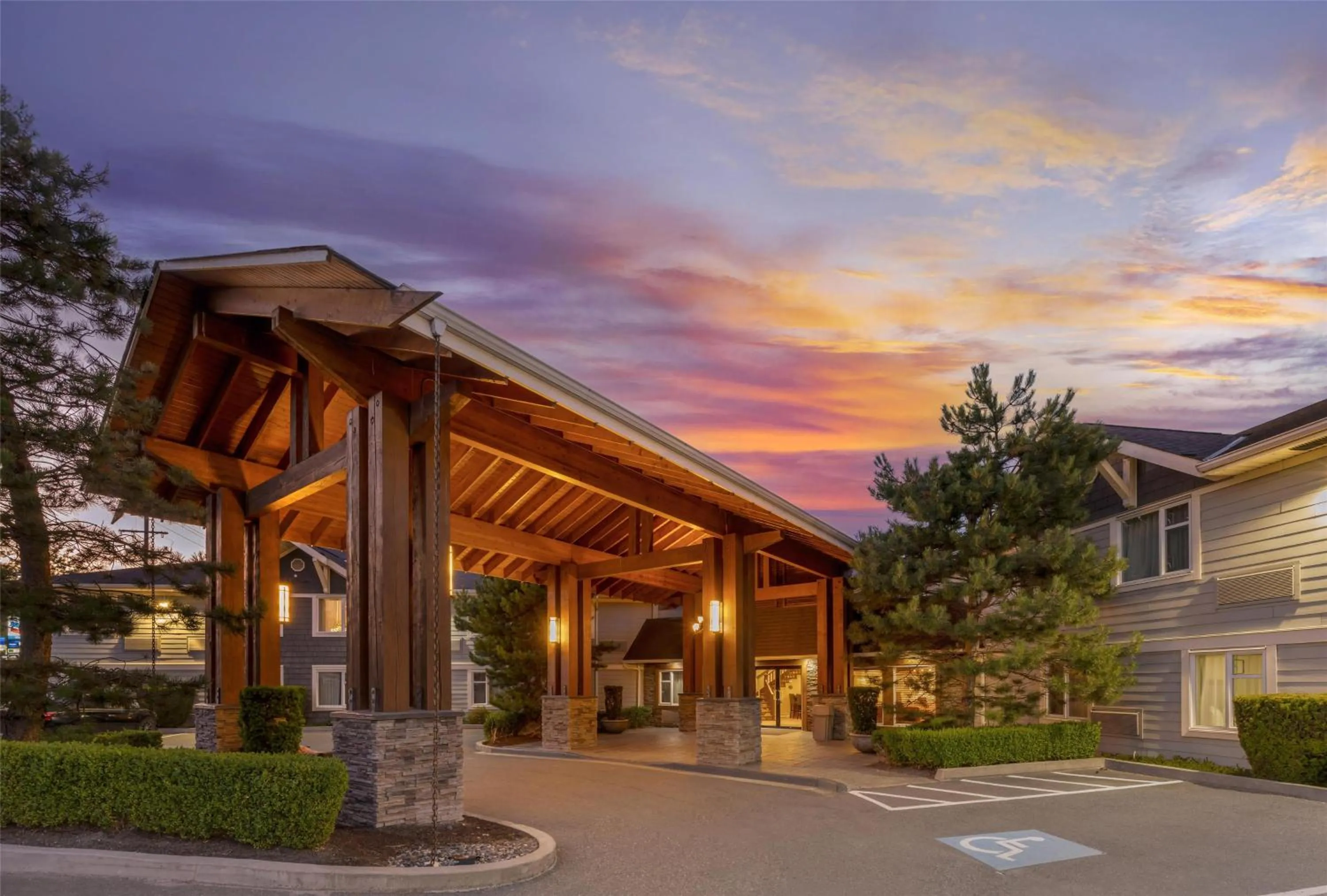 Property building in Best Western Plus Country Meadows Inn