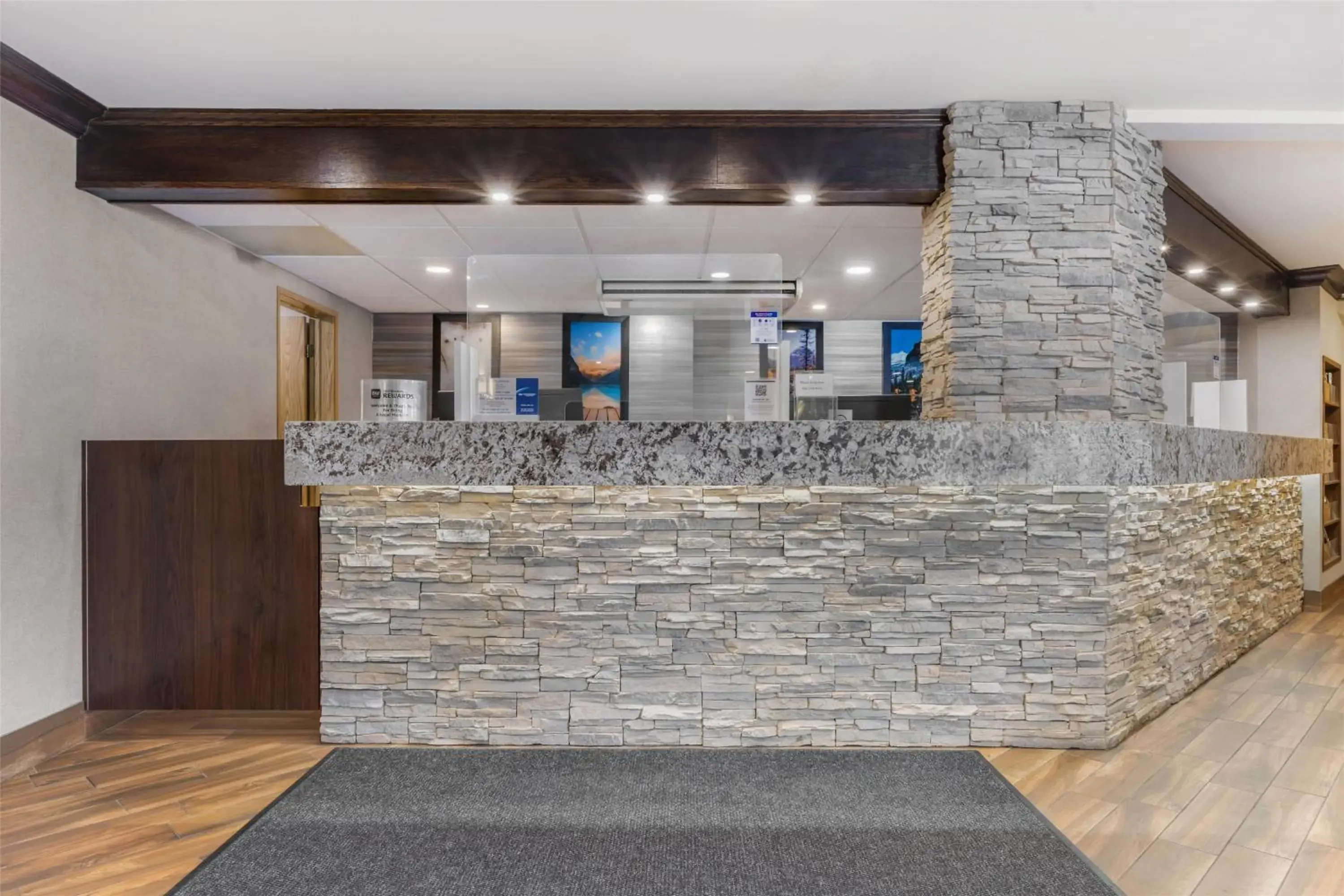 Lobby or reception in Best Western Plus Country Meadows Inn Lobby or reception in Best Western Plus Country Meadows Inn