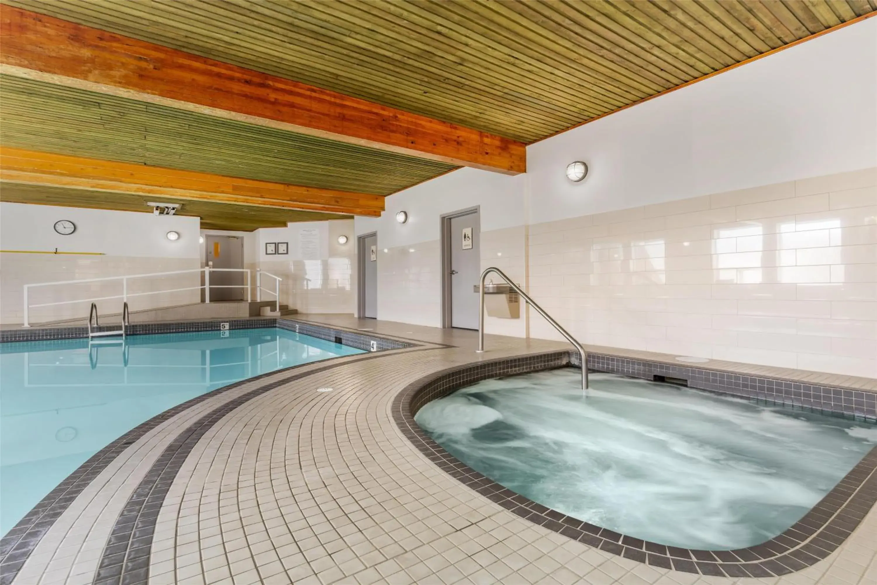 Pool view in Best Western Plus Country Meadows Inn Pool view in Best Western Plus Country Meadows Inn