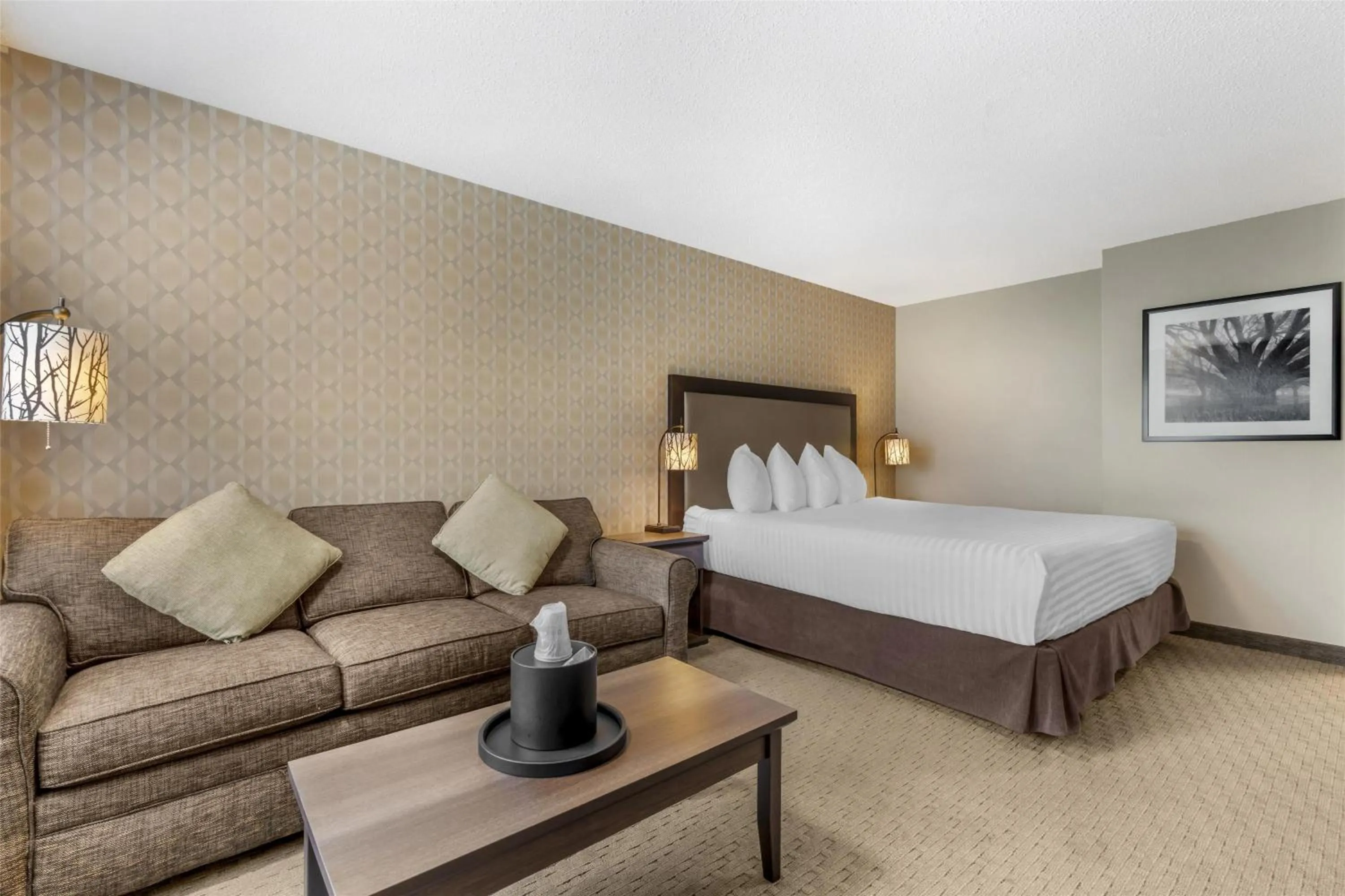 Bedroom, Bed in Best Western Plus Country Meadows Inn