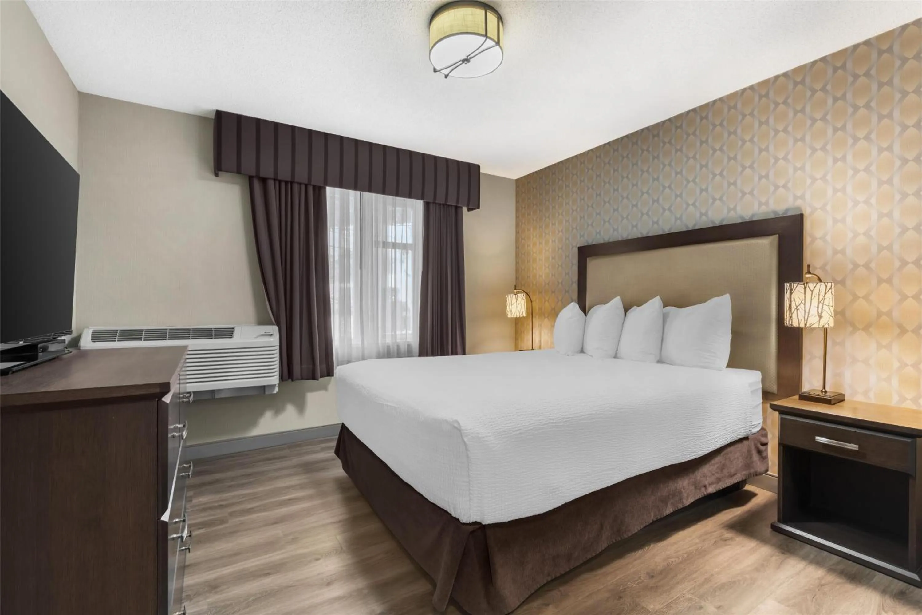 Bedroom, Bed in Best Western Plus Country Meadows Inn