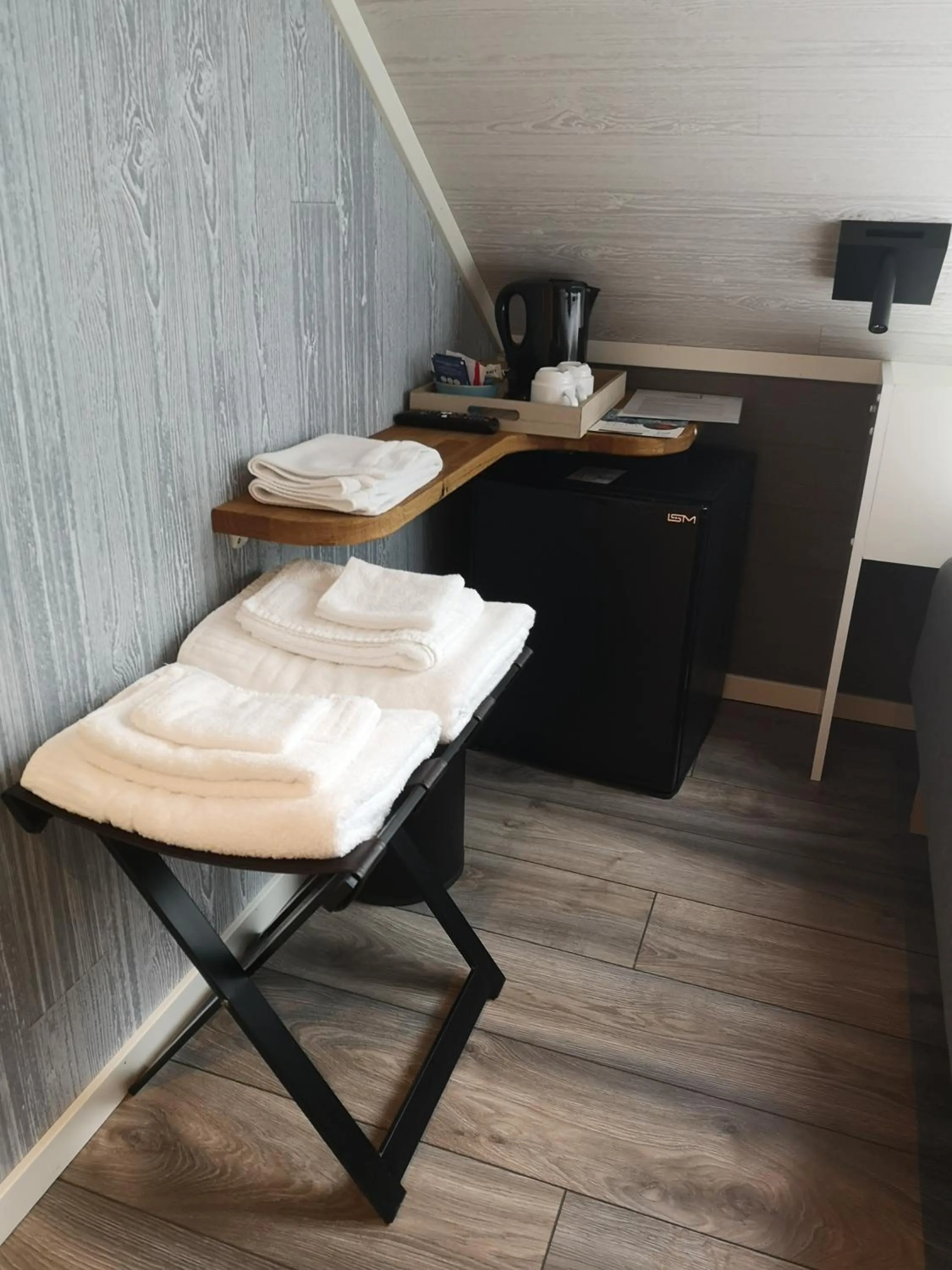 Coffee/tea facilities, Bed in Senja Fjordhotell and Apartments