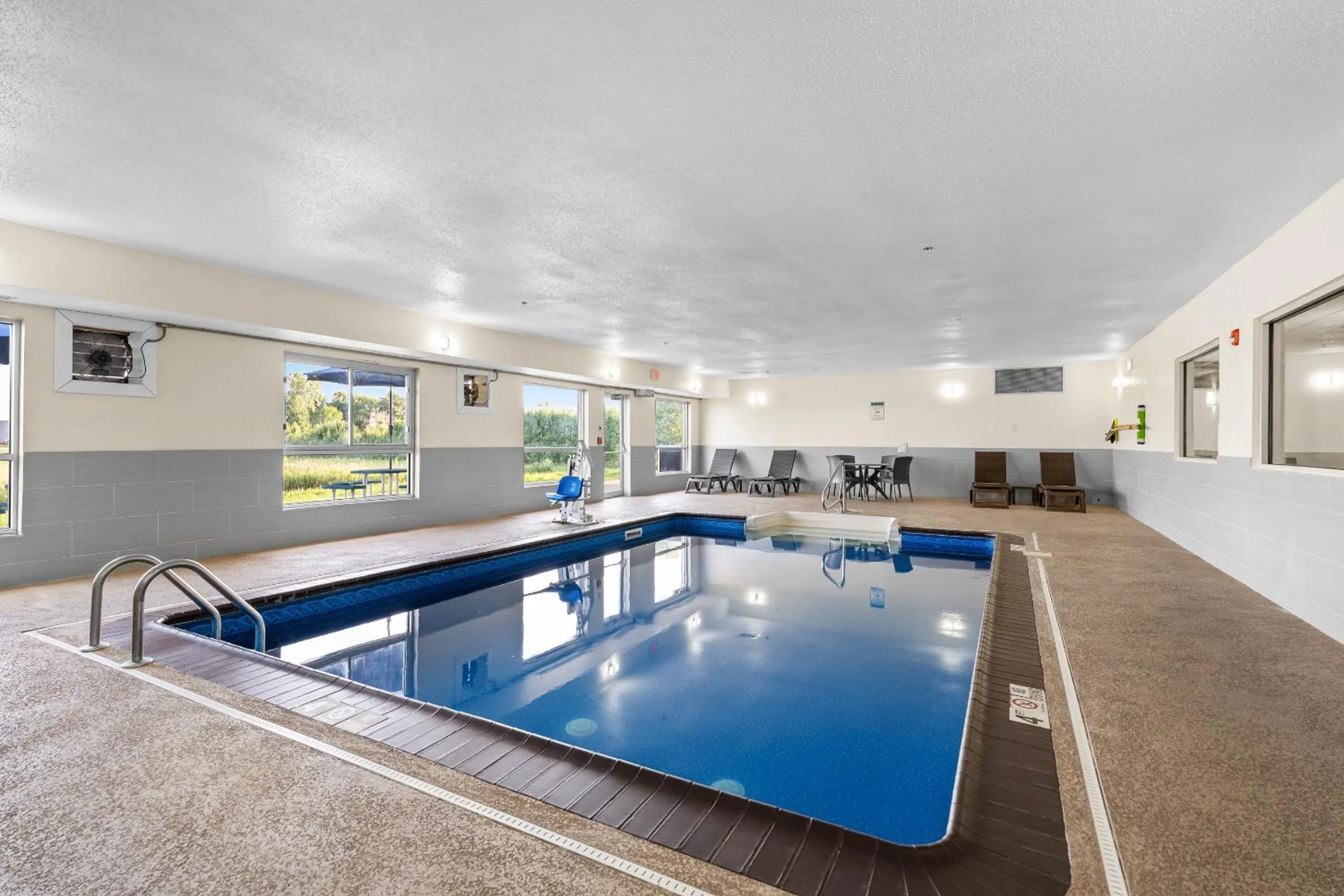 Swimming pool in Comfort Inn Hobart-Merrillville I-65