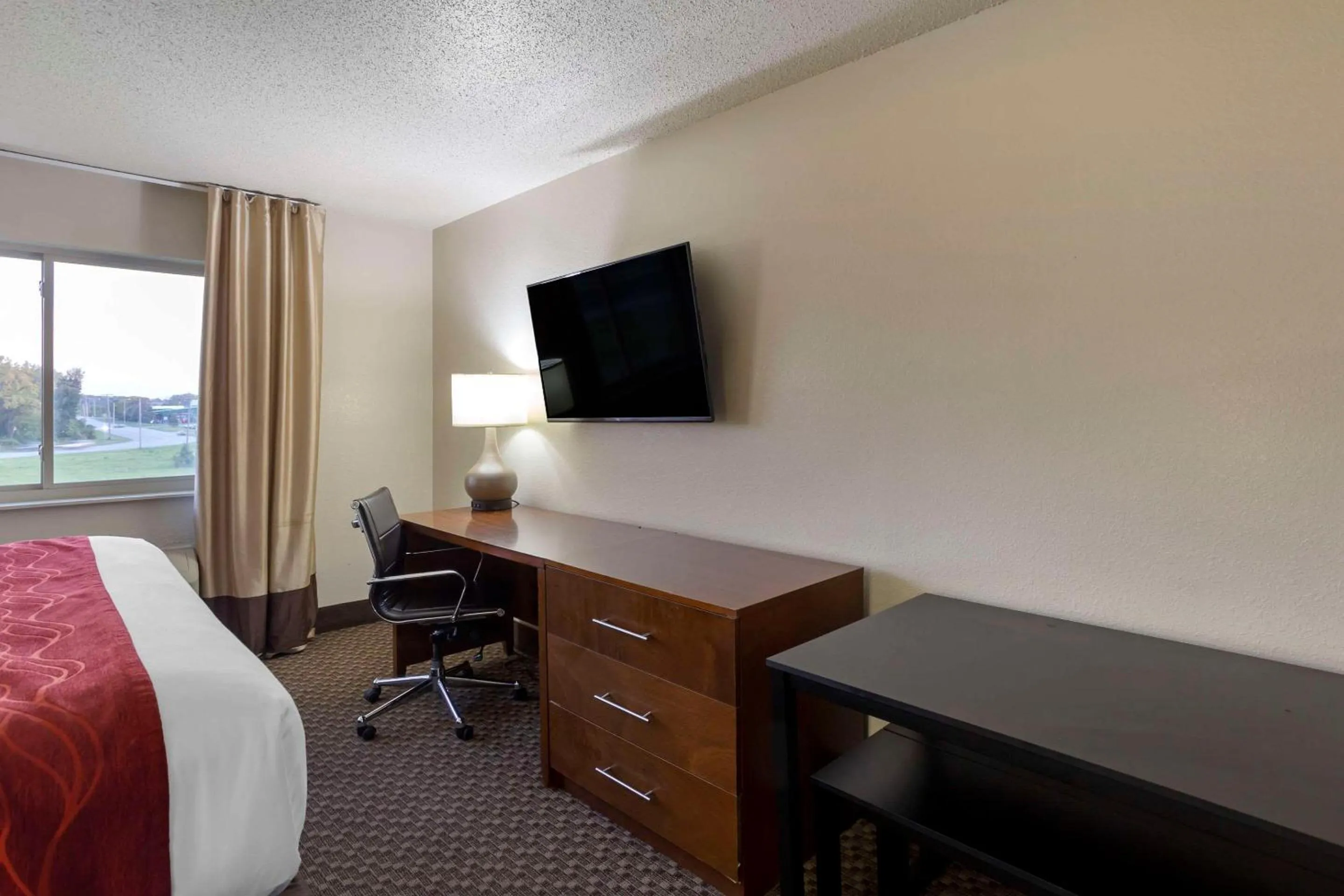 Bedroom, Bed in Comfort Inn Hobart-Merrillville I-65