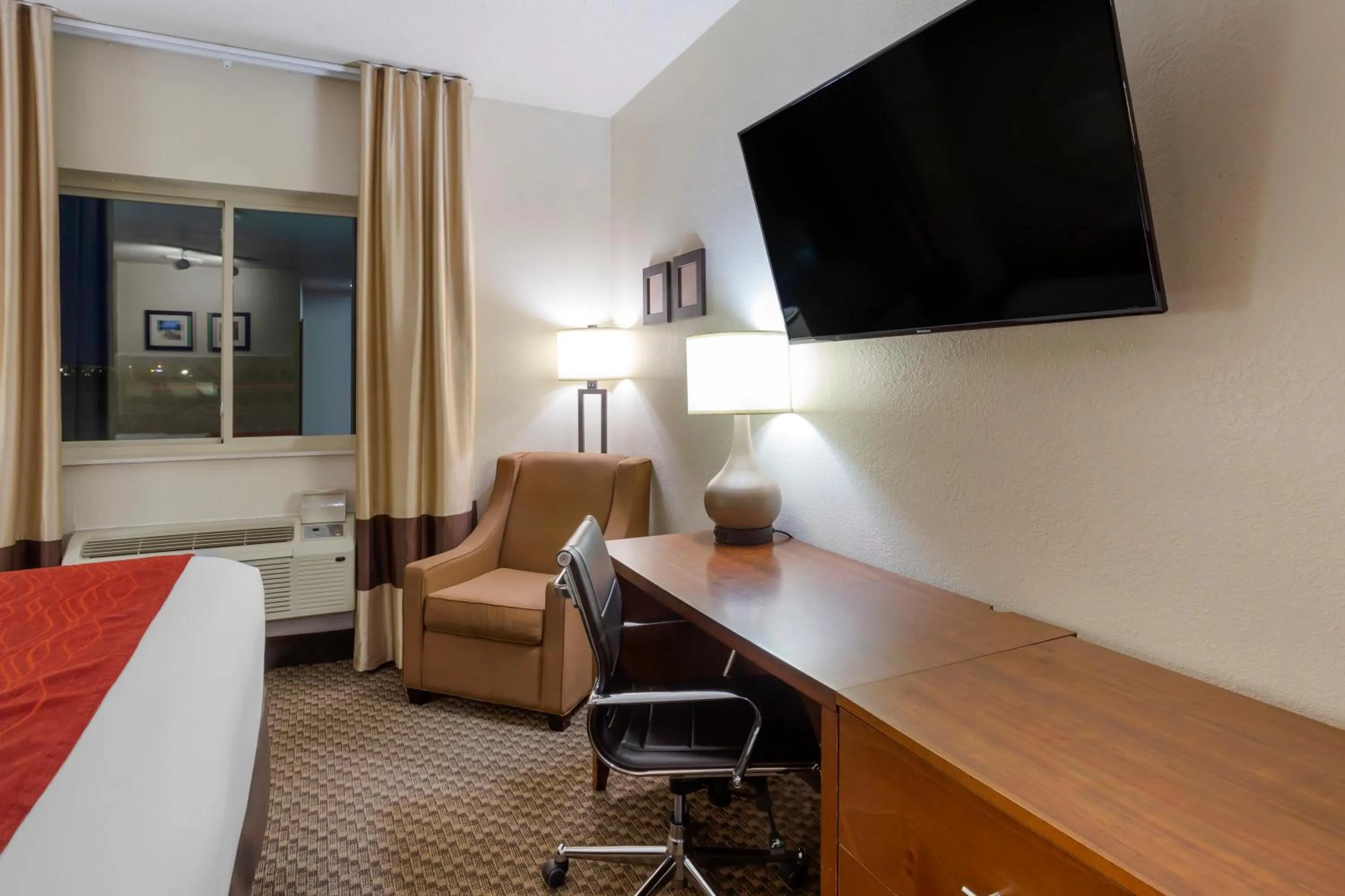 TV and multimedia in Comfort Inn Hobart-Merrillville I-65