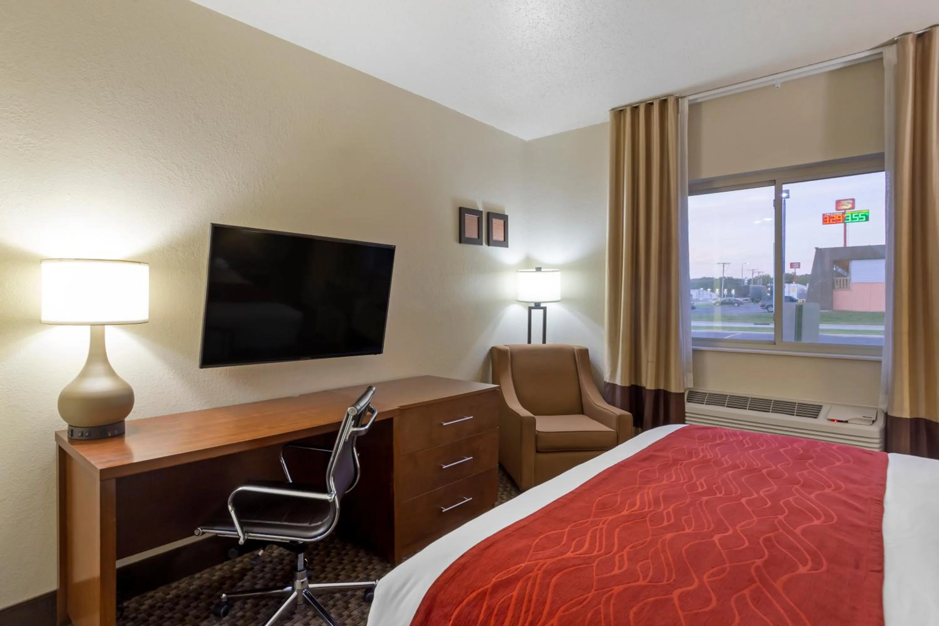 Bed in Comfort Inn Hobart-Merrillville I-65