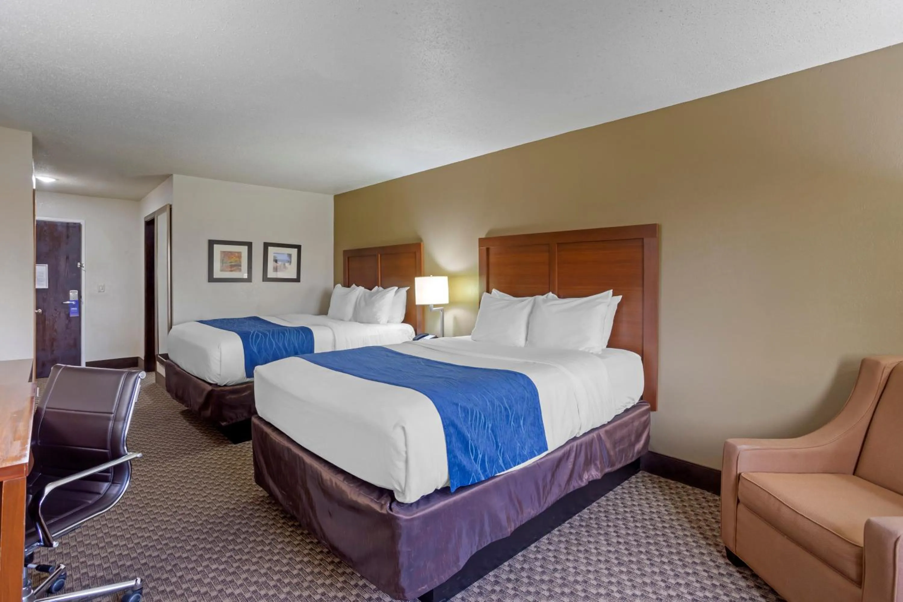Bed in Comfort Inn Hobart-Merrillville I-65