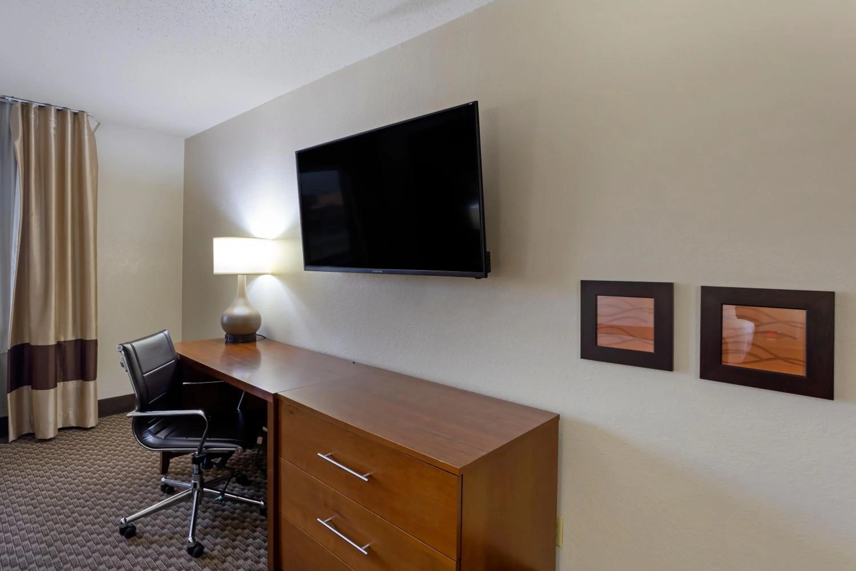 TV and multimedia in Comfort Inn Hobart-Merrillville I-65