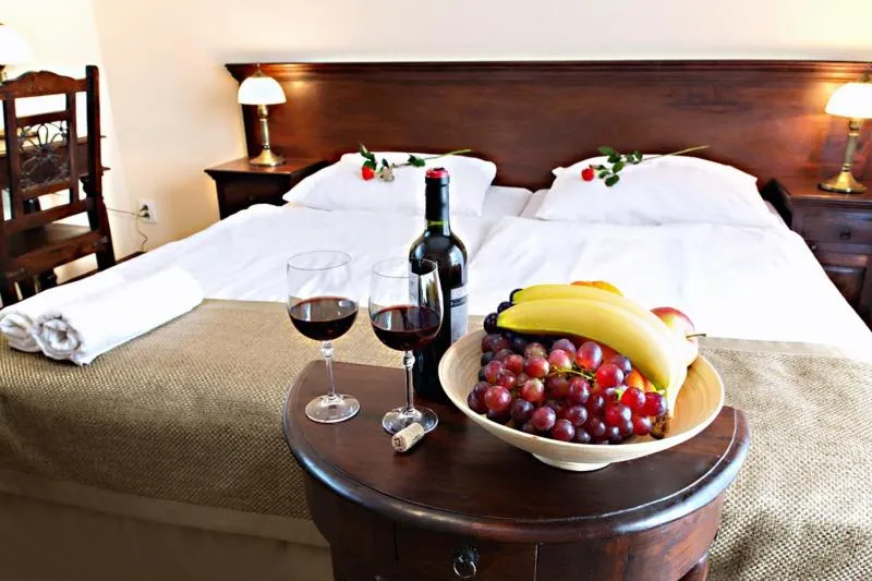 Food, Bed in Hotel Carmen