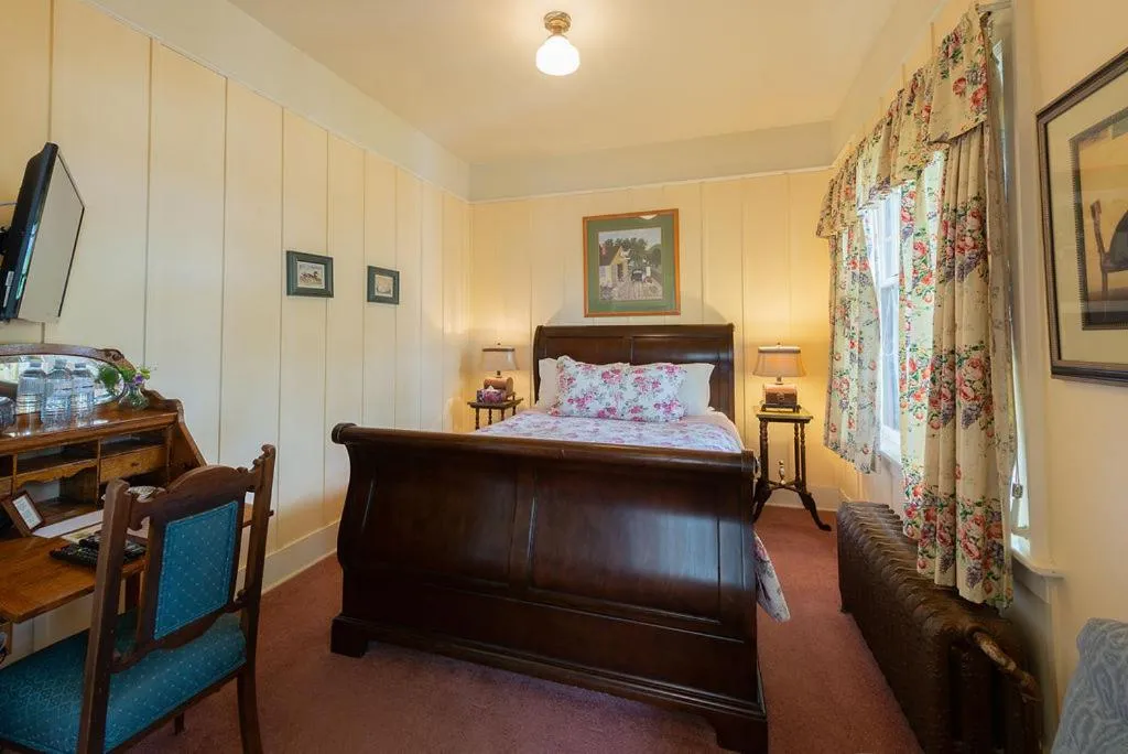 Standard Queen Room in Beaconsfield Bed and Breakfast - Victoria