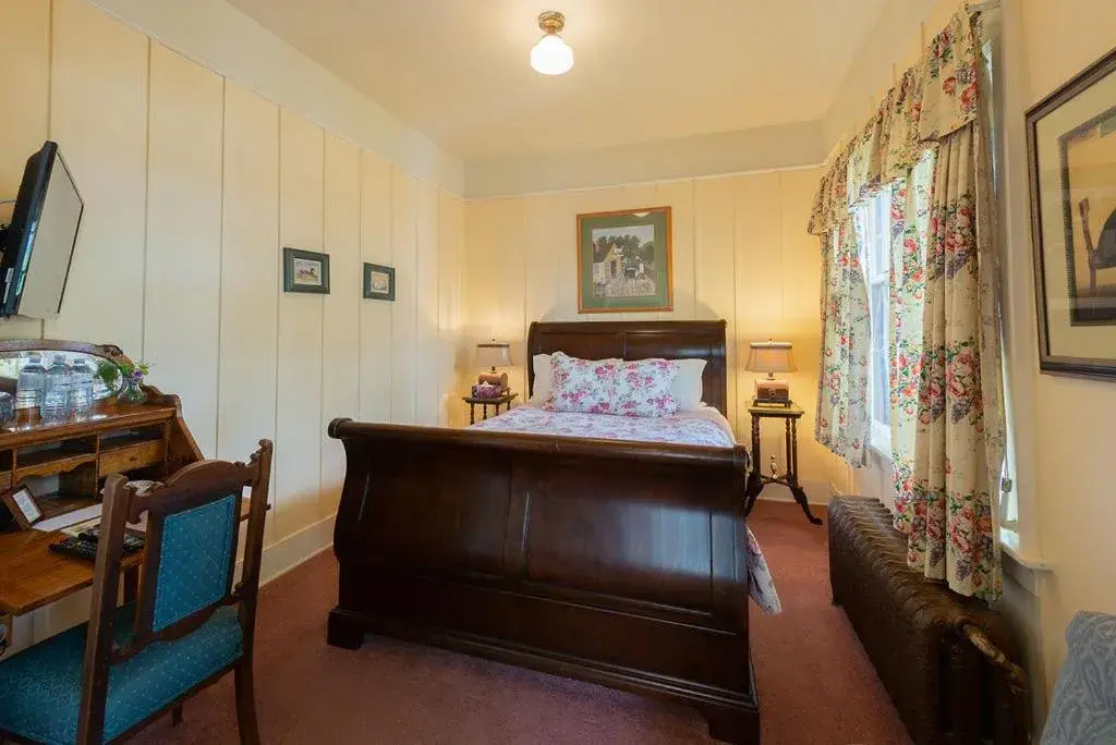 Standard Queen Room in Beaconsfield Bed and Breakfast - Victoria Standard Queen Room in Beaconsfield Bed and Breakfast - Victoria